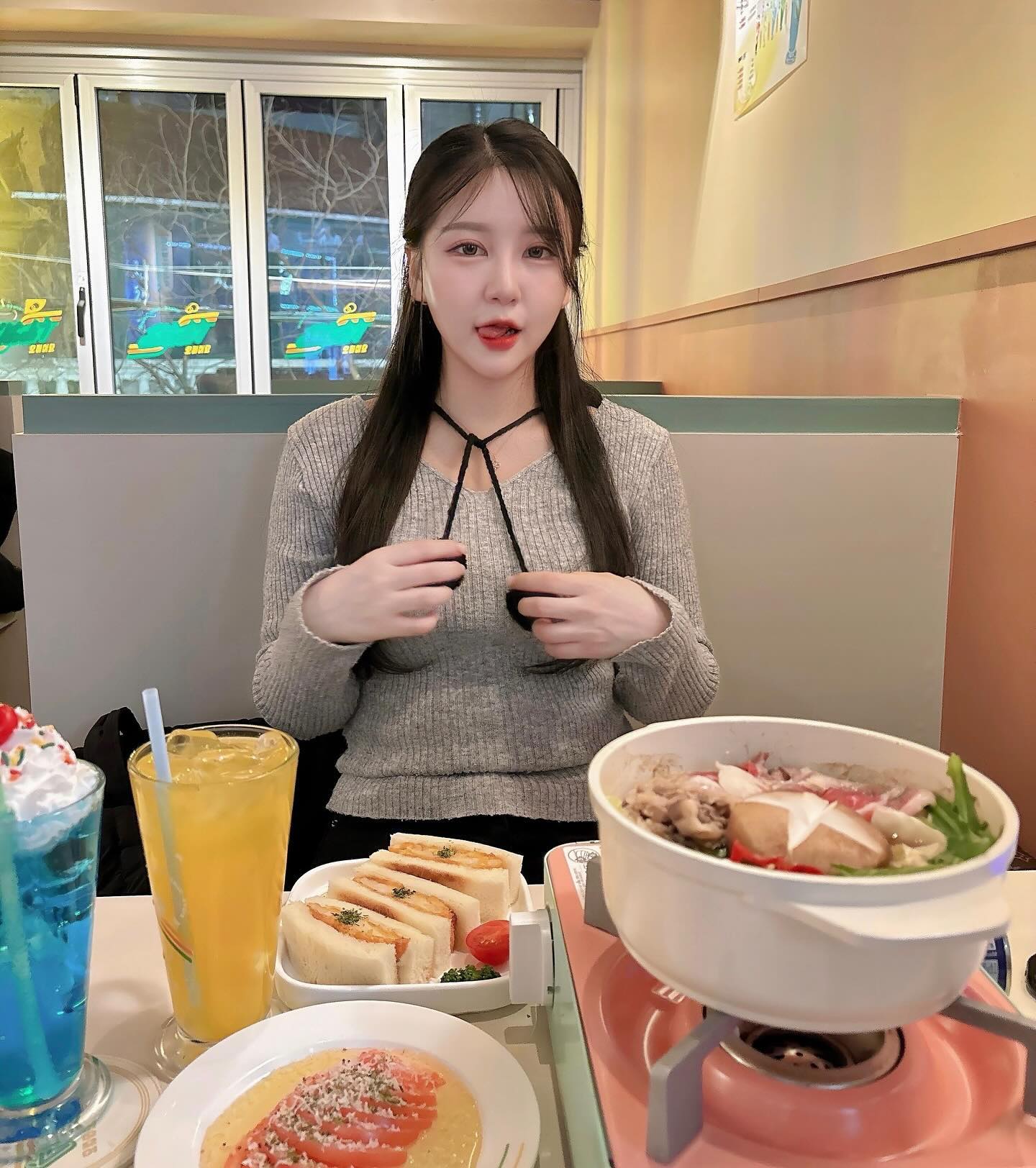 🧃🍧🍥🍡 

일본 편의점 컨셉 신상 이자카야 오하이요
편의점 외관에 일본 감성 한스푼을 더한 
컬러감 있는 외관과 내부에 귀여움이 기본 장착한 공간인데다가 마치 일본 현지에서 즐기는 캐주얼한 이자카야 느낌 그대로 옮겨놓은 듯한 공간 입니당

메뉴들이 만원도 안되는 착한 가격으로 준비되어 있고, 시그니처인 점보 가라아게가 8,800원, 하이볼 3,800원 가격 너무 착해요💕

저녁 시간에 부담없이 들러 다양하게 음식을 맛보기 좋아요

ohiyo_bupyeong 

📍 인천 부평구 경원대로1403번길 20-8 
🕰️ 17:30~04:00 (L.O 03:00)
🚘 근처 공영주차장 이용

#부평술집 #부평핫플 #부평역술집 #인천술집 #부평데이트