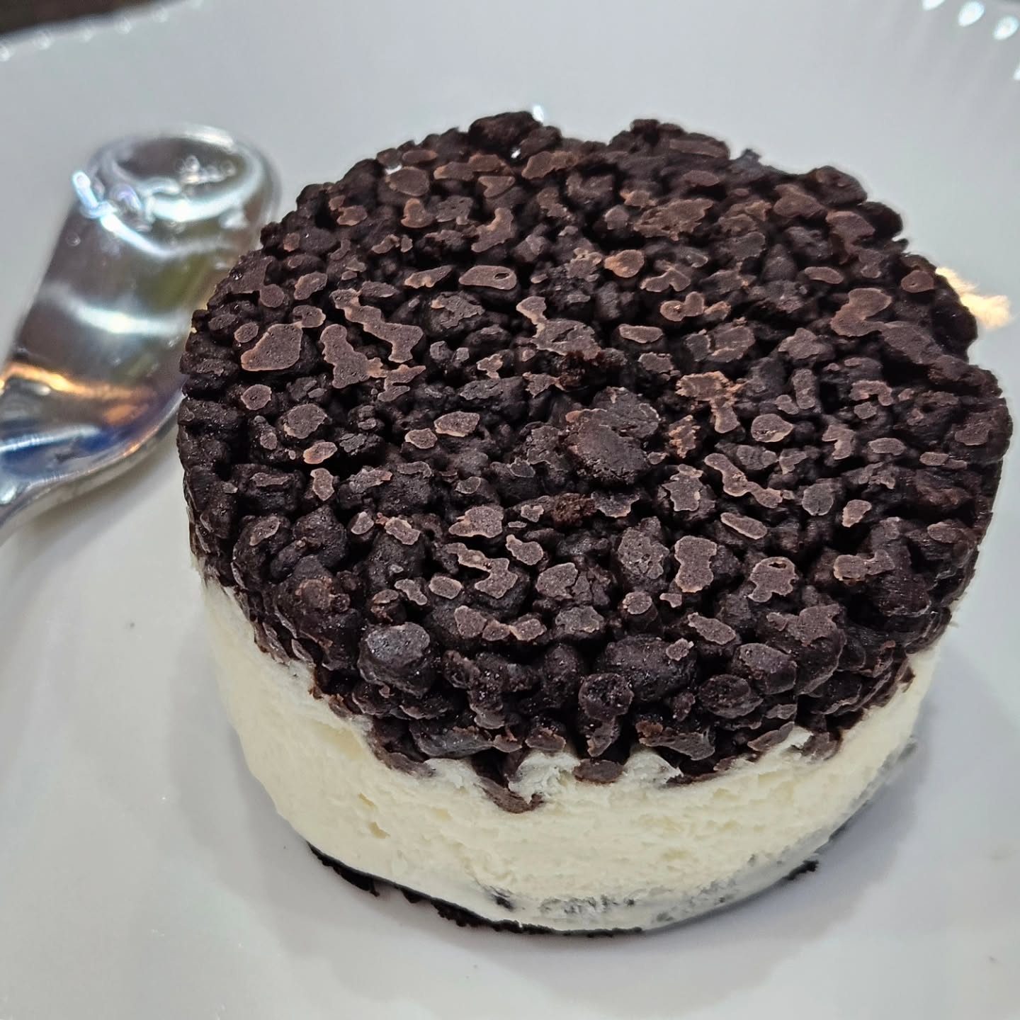 오레오는 정말 세계적인 쿠키로 거의 첫 번째 손가락에 꼽아도 좋다고 생각하는데, 실제로 전 세계에서 가장 많이 팔린 과자로 진짜 누가 만들었나 싶어요.

그래서인지 오레오를 가지고 만드는 디저트가 많은데, 달기도 엄청 달지만 이게 그냥 달기만 한 게 아니라 적절한 단맛의 밸런스가 엄청나 디저트를 만들기 딱이에요.

오레오 미니 치즈케이크도 그중에 하나인데, 크림치즈로 만드는 치즈케이크 위에 오레오 크럼블을 더해 식감을 살려서 편하게 먹기 좋아요.

실제로 만들려고 해도 그리 어렵지 않은 게 치즈케이크만 만들면 오레오는 잘게 부수는 방식으로 크럼블을 만들고, 바닥 부분만 만들어주면 끝

이번에 오레오 미니 치즈케이크 먹어보니까 직접 만들어보는 것도 재미있을 것 같아서 조만간 오레오 사다가 치즈케이크 만들어서 만들어볼까도 싶네요.

연말에 홈 파티를 할 때나 크리스마스 케이크를 직접 만드려고 한다면 이렇게 오레오를 가지고 만드는 디저트도 좋을 것 같은데, 그리 어렵지 않고 맛도 좋으니 오레오 미니 치즈케이크 도전 추천해 봐요.

#오레오미니치즈케익 #오레오 #미니치즈케이크 #치즈케이크 #케이크 #디저트