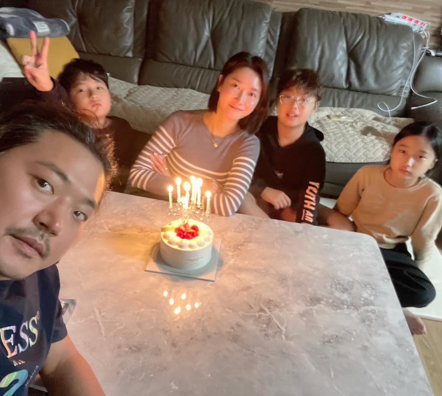 생일 마무리는 가족과 함께🥰

#다들고마워요 #39번째생일

#투썸케이크 #청이네청도미나리삼겹 #윤네비 #쌍둥이맘