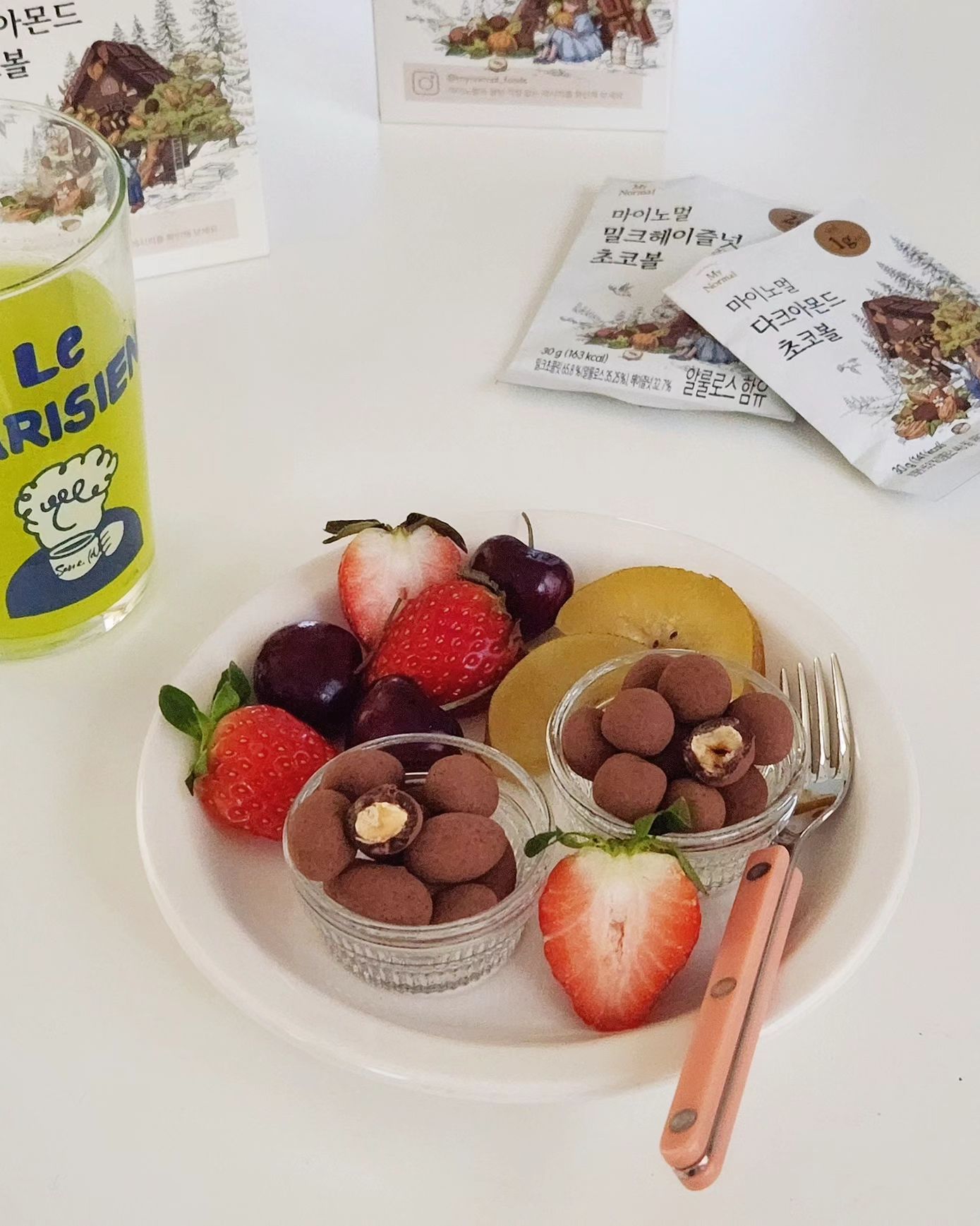 마이노멀 초코볼 🍫 (mynormal_foods) 

요즘 손 제일 많이 가는 최애 #오후간식 🍫 성분 믿먹인 ɴᴇᴡ #마이노멀 🫡
아몬드, 헤이즐넛에 두툼한 초코 코팅이 되어있는 견과 초코볼인데, ✨️무설탕! 인 건 
물론이고, 다소 논란이 있는 아스파탐과 말티톨, 팜유도 들어있지 않아 안심,,, 🫠🫶🏻

견과도 쩐내없고 제대로 오독! 한 걸 보니 신선하고, 적당한 달달함 덕분에 🤤🤤
간식으로 쫌쫌따리 줏어먹기 좋더라구요? 🤧 전 헤이즐넛 초코볼이 최애되벌힘,, 🤎
다음에는 요거트랑 먹어봐야겠다아 🥣🤍

-
#마이노멀초코볼 #초콜릿 #건강한간식 #노멀리즈 #노멀리즈5기
#기분좋은식습관 #다이어트간식추천