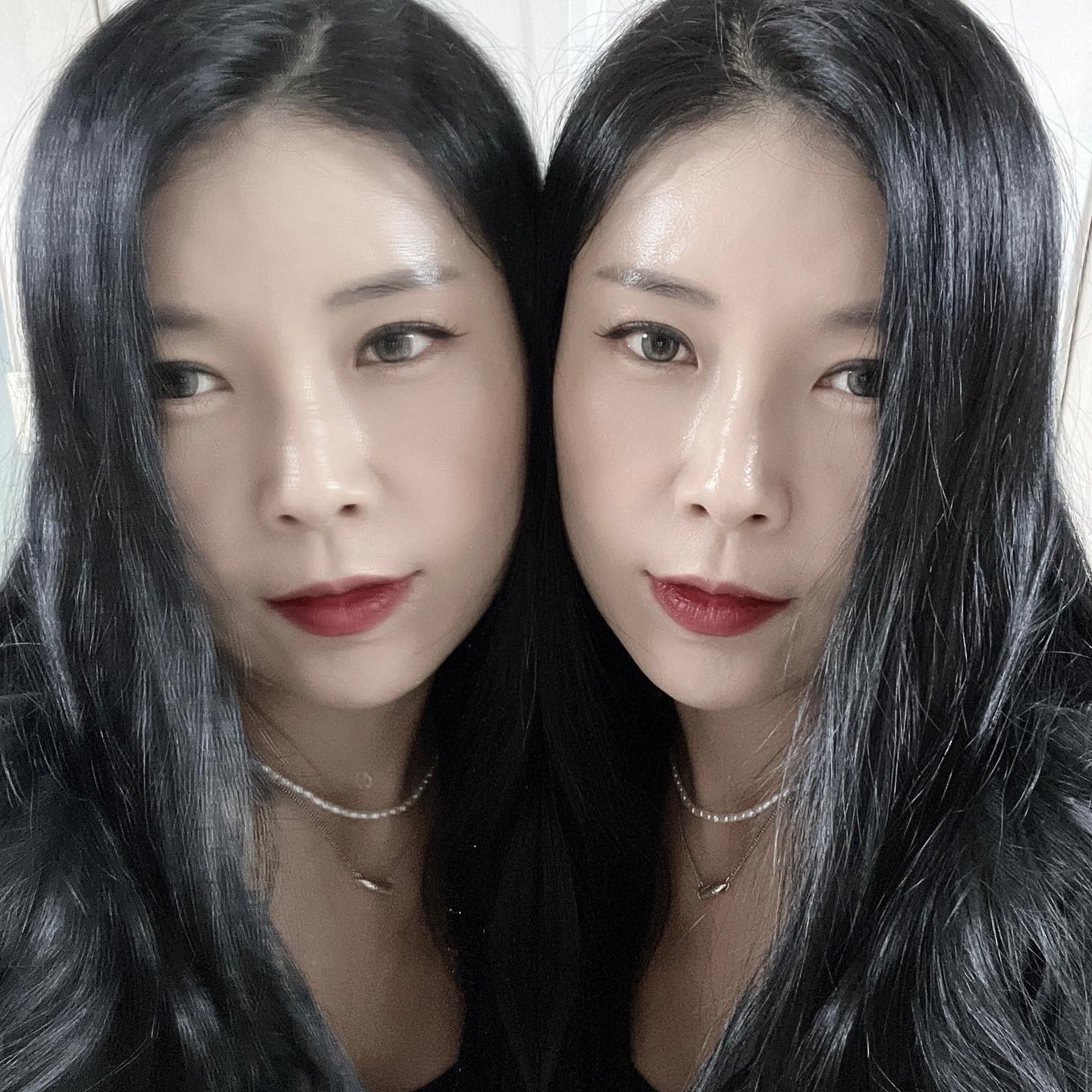 #
사실 나 분신술 할줄 안다
하나는 자격증 따고 하나는 회사다님
그렇지 않고서야 안되는 것이다
둘다 개미네 베짱이 자아가 없음,,

#
무서운 사람 둘이니까 무서움이 두배! 

#
모든 타임라인의 내가 보고도 감동할
그런 하루들을 모으고 싶을 뿐임

가끔 그 20대의 어린내가 영민했고 옳았다고
그 10대때의 내가 너무나 뚜렷해 대견했다고
칭찬하고 싶을때가 있는데
그 어린애들도 지금 40대의 나를 동경해주길
또 60대의 내가 지금의 나를 칭찬할수 있길
바라며 하루하루를 순간순간을 모은다
어린나도 지금의 나도 앞으로의 나도
모두 나니까, 조금도 빼지않고  전부 다 사랑해. 

#
드디어 스포츠지도사 현장실습까지 끝났고 
마음이 허망해진 나는 연안식당에서 밥을 먹고
후식으로 라떼랑 빵을 두개나 먹었다! 
그리고 쓸데없는 화장품을 샀다.
(외식도 거의 안하고 라떼도 안마시고 
빵은 더 안먹는데 내게는 예외적인 일임)
아 화장품은 가끔 사죠,, ㅋㅋㅋㅋㅋ

뭔가 기분이 나아질까 하여 이것저것 함.

현장실습보고서랑 이것저것 서류 더 내고 기다리면
최종 발표일은 12월 8일.

흡 진짜 3월부터 너무 길고 긴 여정이다.
고생한거 맞다. 뭔가 하나가 끝날때마다 혼자 앓는다.
진통제 한알 없는 그런 앓이일할때도 그렇고.
무언가 마무리 할때마다 조용히 몰래 앓는다.

모든건 지나가기 때문에 괜찮아.

그나저나 #중간고사 다음주
오래도 못앓아ㅋㅋㅋㅋㅋ

자 다시 보고서랑 과제 써야지
아 헬스장 가야지 다녀와서 과제해야지

#셀카 #셀스타그램 #거울셀카 #거울샷