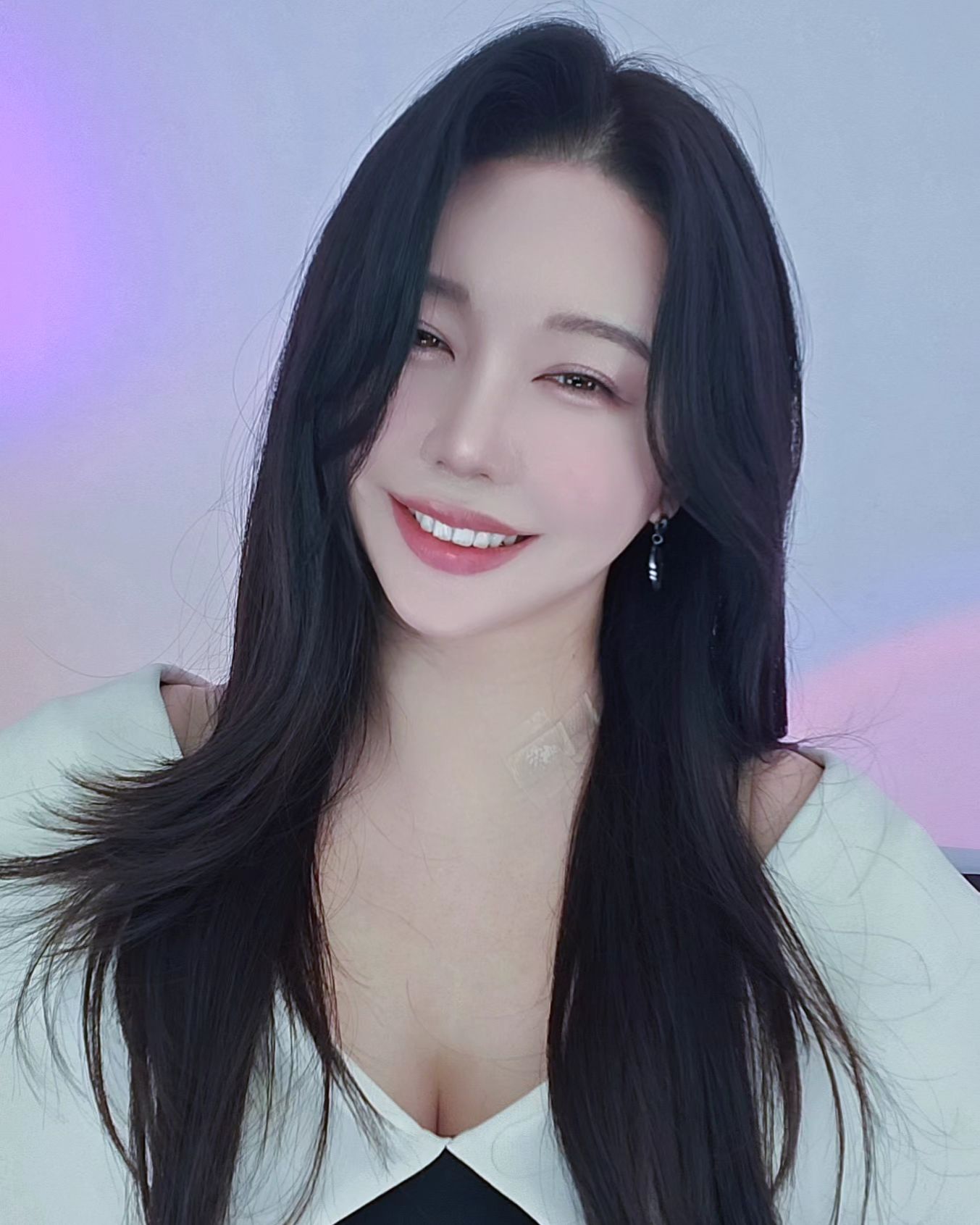 수술후 갑상선저하증과 림프부종으로 
살이 너무쉽게찌고 안빠지고 , 얼굴 다리에 붓기있을땐 
코끼리 하나가 있지만 😂 
(언제 붓고 빠지는걸 몰라서 약속있는날 무서움 ㅠㅠㅠㅠ) 

한끼는 꼭 클린식단으로 먹고 ,
목이랑 다리 림프마사지 열심히 해주고있어요 😂

다행히 오늘은 붓기가 빠져서 올만에 셀카 ❤️
머리도 하고 기분전환 했어용 ㅎㅎ 

드라이가 아주 맘에 듭니당,, 비싼덴 역시 이유가있어 

음 여툰 전 담달 방사능치료로 또 일 쉴거라 
이번달은 투잡하면서 잘지내고있어요 
바빠서 피드못올렸는데 올만에 피드투척 !
