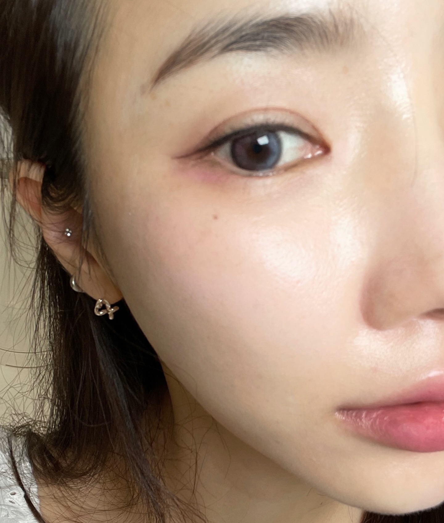 #협찬 #두눈렌즈 

요즘 다양한 렌즈를 바꾸고 싶어 여러개 구매해서 착용해보면 직경이 안맞거나 이물감이 느껴져서 정착렌즈를 못찾았는데,
두눈렌즈- 쉘시리즈/두눈시리즈(버건디&브라운)착용해보니 
두께도 얇고 이물감이 거의 느껴지지 않아 요번 여름휴가 뽕뽑템✨컬러도 다양해서 모두 소장하고 싶댜웅🤔

과한컬러와 사이즈도 너무 크지않고 아련한 눈동자 연출까지! 메이크업에 따라 바꿔착용하는 재미가 있어요- 제조사 기반으로 가격마저 착해서 여러개 소장해서 사용하기 딱좋🤍

✔️두눈 홈페이지: https://doonoon1.co.kr/

 doonoon_lens

#렌즈추천 #쉘시리즈 #여쿨라렌즈 #핑크렌즈 #쉘브라운렌즈