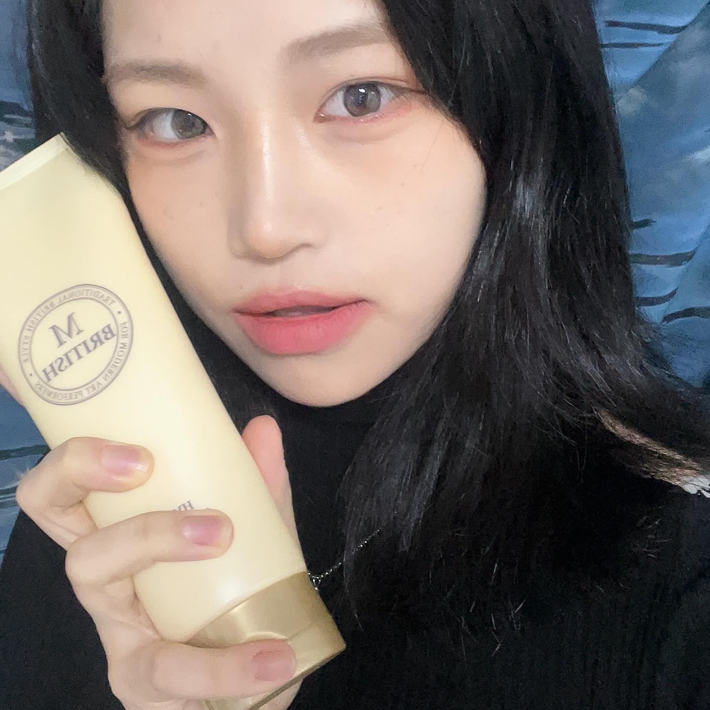 #협찬 #브리티시엠 #하이드레이트헤어버터 

샵에서 디자이너들이 찾아서 쓴다는 #britishm #헤어마스크 !!
저는 숱도 많고 날 때 부터 거친 머릿결을 갖고 있는데
얘가 또 힘쎄고 건강해서 오일을 바르면 떡지더라구요 🥺

꾸덕꾸덕 버터크림 제형에 완전 영양 가득이에용
대부분 헤어마스크는 잠깐 결 정리 되고 마는 느낌인데
브리티시엠 제품은 고데기에도 끄떡 없어요..🤍

#헤어마스크 #헤어트리트먼트 #헤어팩  #britishm