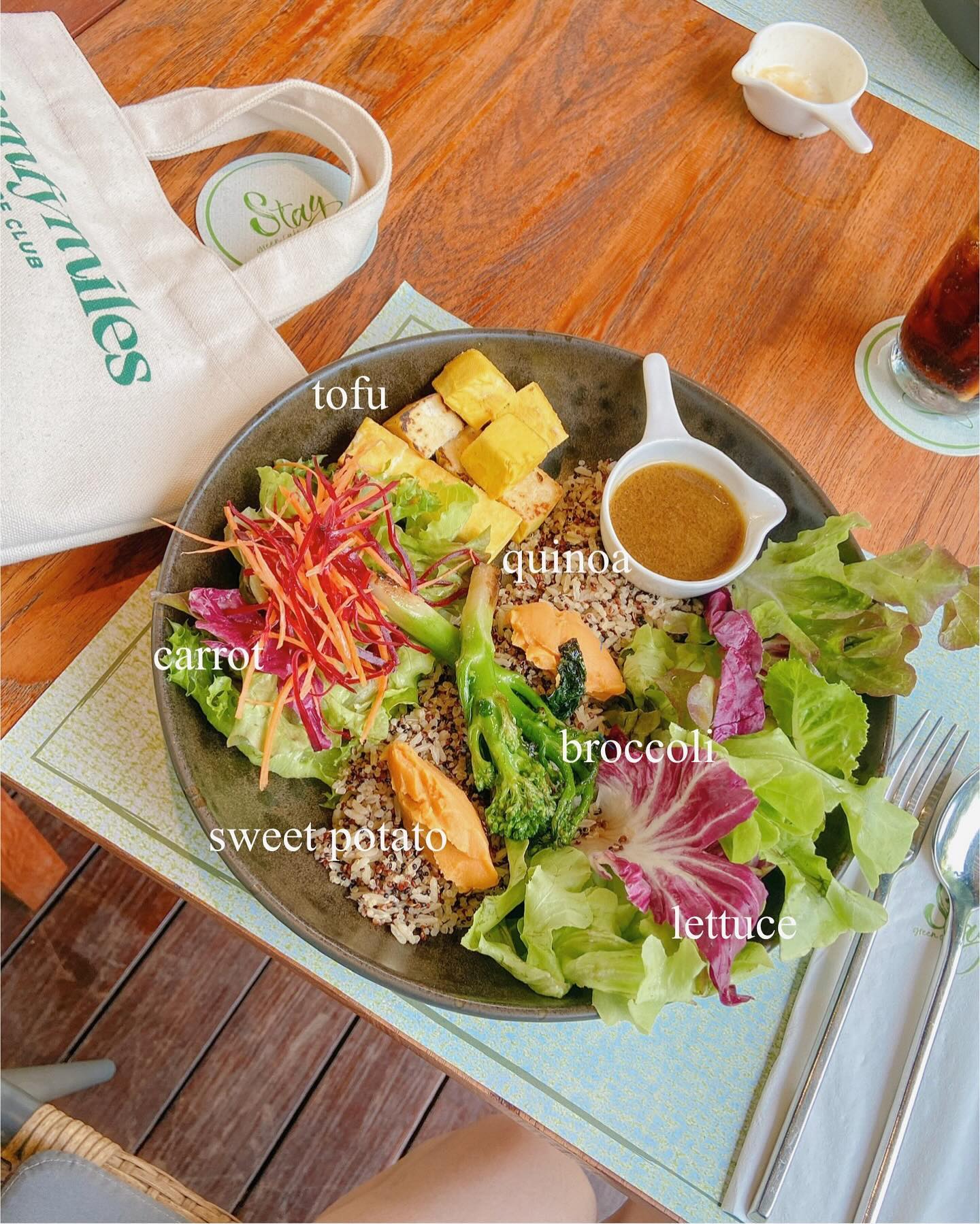 #푸켓맛집 #phuketcafe 🥙

Vegan cafe in Phuket
staygreencafe 

스테이 웰빙 리조트 내부에 있는 카페로
투숙객 아닌 여행객들도 멀리서 찾아온다는 비건 카페 🥗

퀴노아 라이스 보울을 먹어봤는데
브런치로 가볍게 먹기 좋았어요!

스무디볼, 샐러드, 버거, 디저트 등
메뉴도 다양해서 
브런치 카페 찾으시는 분들께 추천드려요 :)

📍 Stay Green Café
🕒 10:00 - 21:00 (Mon - Sun)
🇹🇭 Soi Suksan 2, Rawai, Amphoe Mueang Phuket, Phuket 83130