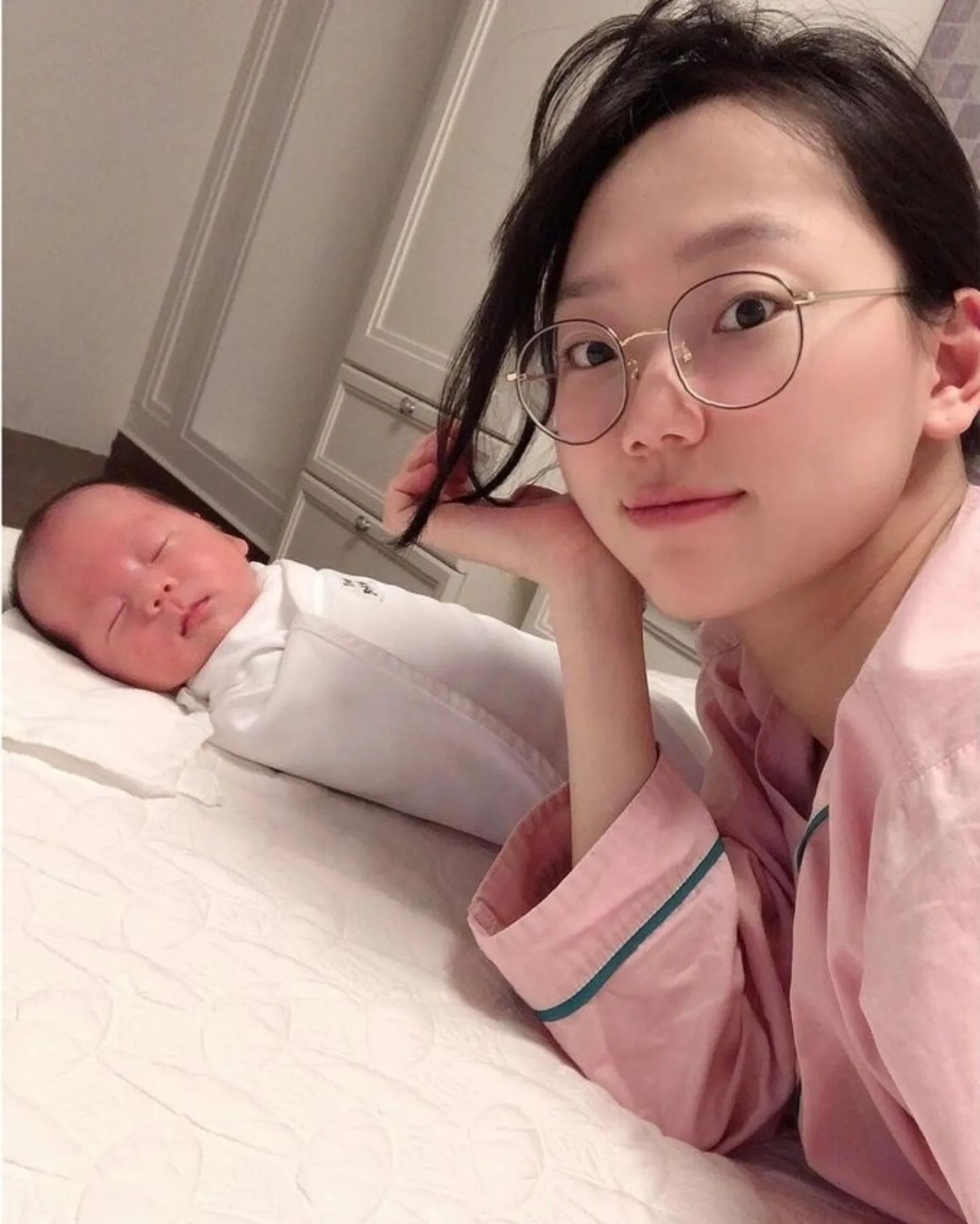 #코블리🎀 
벌써 5번째 생일❤️❤️
올해는 엄마가 화려한 생일상을 못해줬네🥺
미...안...
저녁 때 뭔가 서프라이즈를 준비해가야겠다ㅋㅋ
하루에도 거의 최소 열번 정도는 사랑한다고 해주는 우리 스윗남 이코코 사랑해❤️❤️❤️❤️❤️❤️