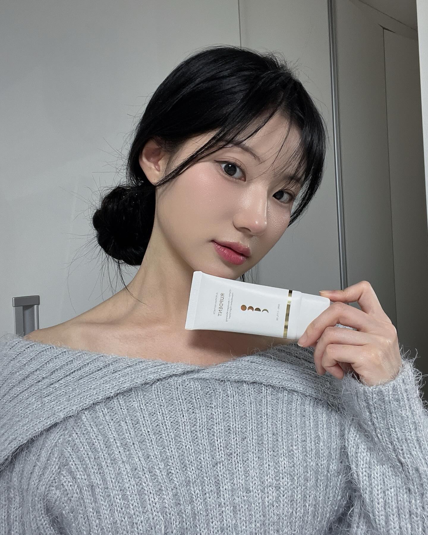 #제품제공 

[#룹땅 #아나운서크림]
일반인은 절대 모르는 아나운서들 사이에서 대유행템 소개합니다

비타민씨 문라이트 화이트닝 리쥬버네이션 나이트 크림인데요! 
일단 아나운서들 사이에서 유행한다고 하니 믿음이 가더라고요 ṑṑ 
제 피부톤은 솔직히 어두운 편이에요ㅠㅠ 
작년에 뽈뽈뽈 많이 돌아다녀서 햇빛에 피부가 탔어요..
게다가 원래 피부 색으로 돌아오기까지 좀 걸리는 타입이에여ㅠㅠ 
그래서 정말 우울우울했는데 이 크림은 미백, 주름 개선 둘다 된다고 하니 기대가 됐어요~!

일단 나이트 크림이라 밤에만 발라도 되어서 좋더라고요! 
굉장히 쫀쫀한 제형인데 흡수도 빠르고 크림인데 무엇보다 유분이 없어서 좋았어요 밤에 크림 잔뜩 바르고 자면 끈적해서 싫었는데 이건 산뜻했어요🤍 

향도 강하지 않고 은은하면서 고급진 향기라 마치 궁전에 와있는 듯한 느낌!! 절대 화장품 향 아니에요!!! 

계속 꾸준히 쓰면서 23호 피부에서 21호 피부로 돌아올게용💓

#협찬 #뷰티모델 #뷰티모델문의 #화장품모델