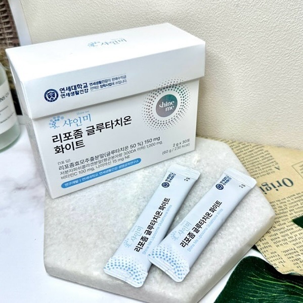 글루타치온 체내 흡수율 UP! ✨
연세생활건강 샤인미 리포좀 글루타치온 화이트!

제가 글루타치온을 꾸준히 챙겨 먹고 있는데 체내 흡수율이 진짜 중요한 것 같더라구여!! 리포좀은 체내 세포막과 인지질막 구조가 흡사해 세포 내 흡수율이 높아진다고 해요👍

샤인미 리포좀글루타치온은 인지질 코팅으로 체내 흡수율을 높인 분말 제품으로,  위산으로부터 활성물질 분해를 보호하고 장까지 안전하게 전달, 흡수가 가능해요!💕💕

글루타치온 이외에도 콜라겐, 비오틴, 이미노산, 비타민 등등 함유되어 피부 광채를 꼼꼼하게 채워주는 제품!!

여름에 샤인미 리포좀 글루타치온 화이트 먹고 뽀얀 피부 가지자구용ㅎㅎㅎ

#샤인미 #키즈텐 #연세생활건강 #리포좀글루타치온 #글루타치온 #이너뷰티 #화이트닝 #뷰티 #뷰티꿀팁 #코덕 #글루타치온효능 #글루타치온영양제