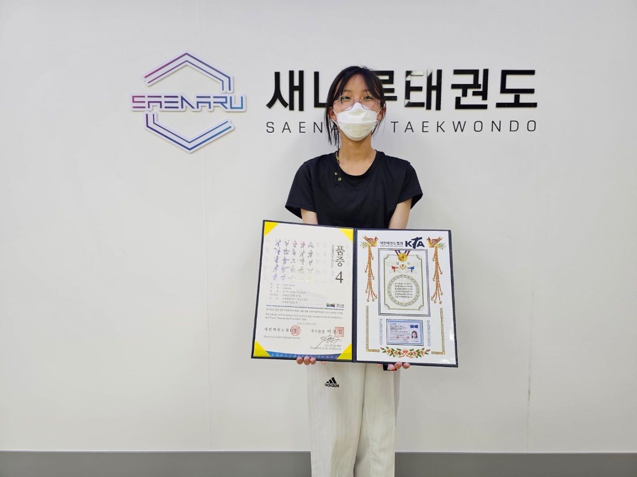 드디어 단증👍🏻
기특해기특해
4품이라니!!!!!!!!!!
단순히 도복입어보고 싶어서
시작한 태권도인데 이렇게까지🥹
사교육 떡칠해 키우면서
성과가 나오는건 태권도하나구나ㅋ
#태권소녀 #내딸최고
#태권도4품 #태권도9년차