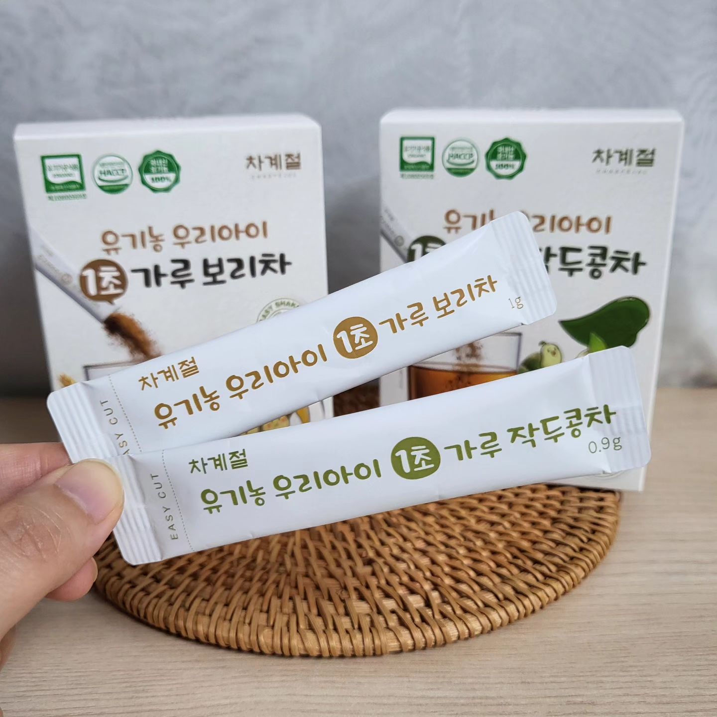 #제품협찬 #차계절

◾차계절 유기농 우리아이 1초 가루보리차&가루작두콩차◾

간편한 스틱형으로 집에서도 외출해서도 아주 좋아요.ᐟ
미지근한 물, 차가운 물에도 닿자마자 녹아 바로 마실 수 있어요.ᐟ

국내최초 유일한 전 과정 유기인증 가루 보리차&가루 작두콩차
국내산 제품으로 건강하고 맛있는 보리차와 작두콩차 함께 마셔요:)

낯선 맛에 두려움이 많은 겸이도 아주 잘 마셔요👍👍
추천합니다.ᐟ

*업체로부터 상품을 무상제공받아 작성된 솔직한 후기입니다*

#베이비템 #차계절 #아기보리차 #유기농보리차 #어린이보리차 #키즈보리차 #유아보리차 #아기작두콩차
#가루형보리차 #가루형작두콩차
