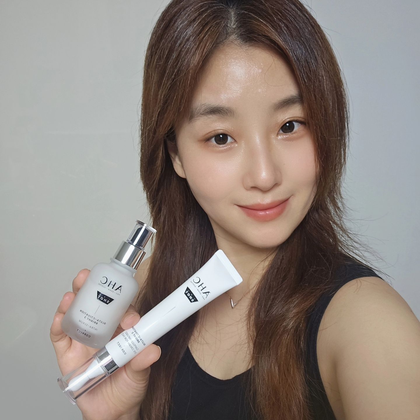 #광고 기미 잡티 케어에 진심인 40대~~
열심히 선크림 발라도 올라오는 
기미 잡티들~쉽게 손절하고 싶어서
AHC 프로샷 글루타 액티베이션 
브라이트3 듀오 사용 중이예요~!

AHC 프로샷 글루타 액티베이션 
브라이트3 듀오는 칙칙하고 균일하지 
않은 피부톤을 개선하고, 투명하고 
빛나는 피부로 개선하는데 
효과적이라고 해 써 보고 있어요~!

촉촉한 발림성의 인트라 세럼 
순도 98% 글루타티온 성분이 멜라닌 생성을 
억제하고 기미, 잡티를 완화해 준다해요
산뜻하고 가벼운 텍스처로 은은한 향으로
마무리되어 좋았고
눈가뿐만 아니라 얼굴 전체에 
사용 가능한 아이크림 포 페이스는
글루타티온 성분이 눈가 다크서클과 
칙칙함을 개선하고, 탄력감을 준다해요
촉촉하고 부드러운 사용감과
눈가를 마사지하기 좋은 어플리케이터가 있어
가볍게 바르기 좋았어요~!

지속적으로 사용하면 노란 톤이 
생기 있는 피부로 개선 된다니
열심히 써보려구요~!

15gram.official 
ahc.official

#15그램 #15그램뷰티 #15그래머 
#AHC #AHC프로샷 #AHCPROSHOT #잡티토닝프로샷
#잡티토닝세럼 #잡티톤업아이크림 #AHC세럼 #AHC아이크림 
#올리브영세럼추천 #올리브영아이크림추천