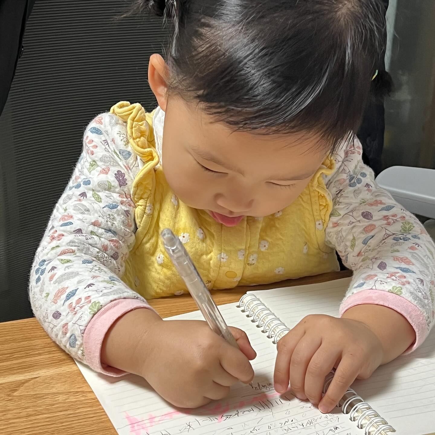 #34개월하진 
본인도 같이 공부한다고 열심인 하지니 ♥ 
(혀까지 내밀며 집중하는 모습 귀욥따아🥰🥹☺️)
요새 같이 있는 시간이 부족했는데 
이번 주말엔 하지니랑 많은 시간 보내야지 🥨🥨🥨