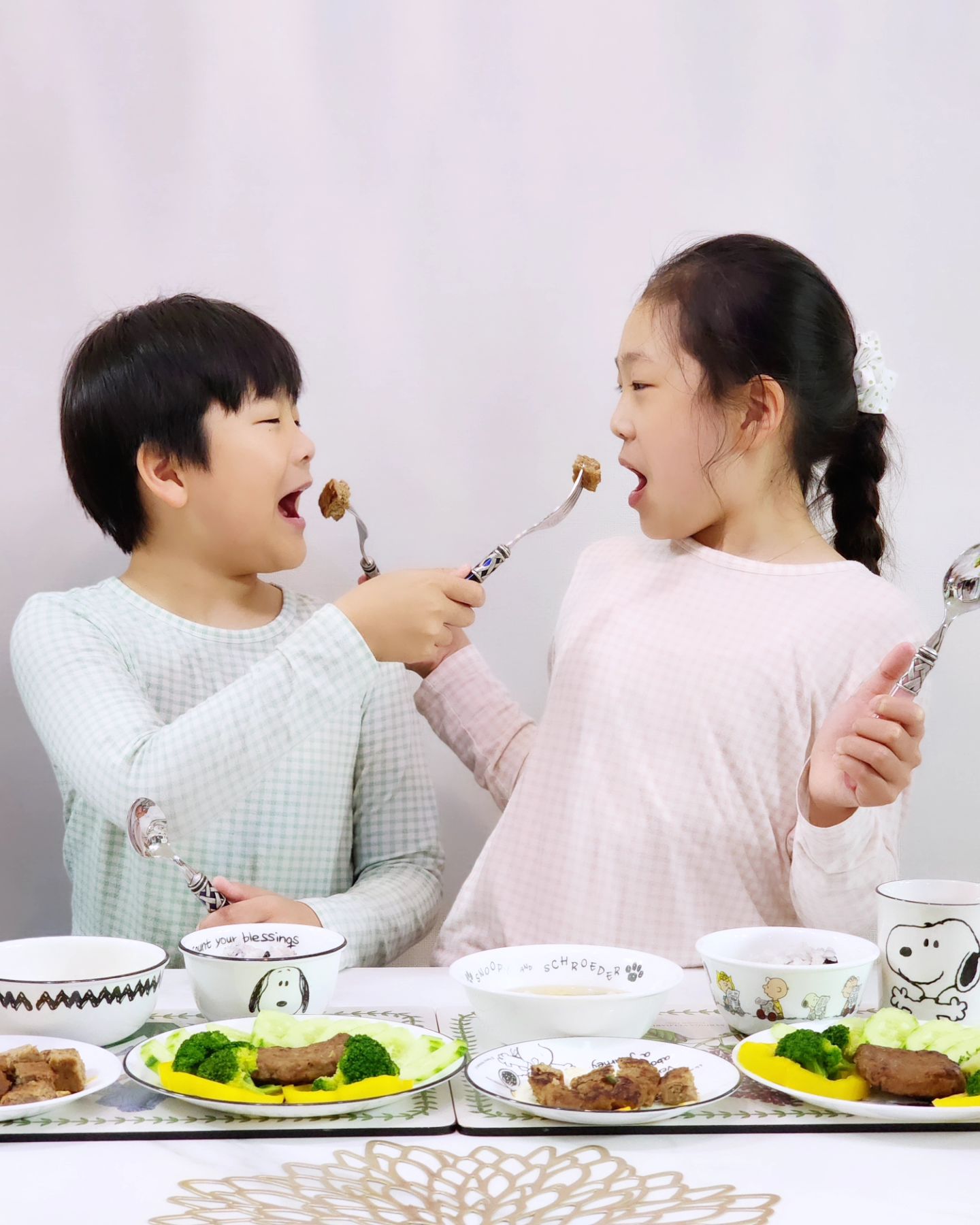 #샤슈남매🩷🩵 
#먹방 

요즘 부쩍 크려는건지 잘먹는 샤슈남매 
떡갈비 하나 있음 밥한공기 뚝딱!!
꽁냥꽁냥 사이좋게 잘 먹는 너희둘 #칭찬해