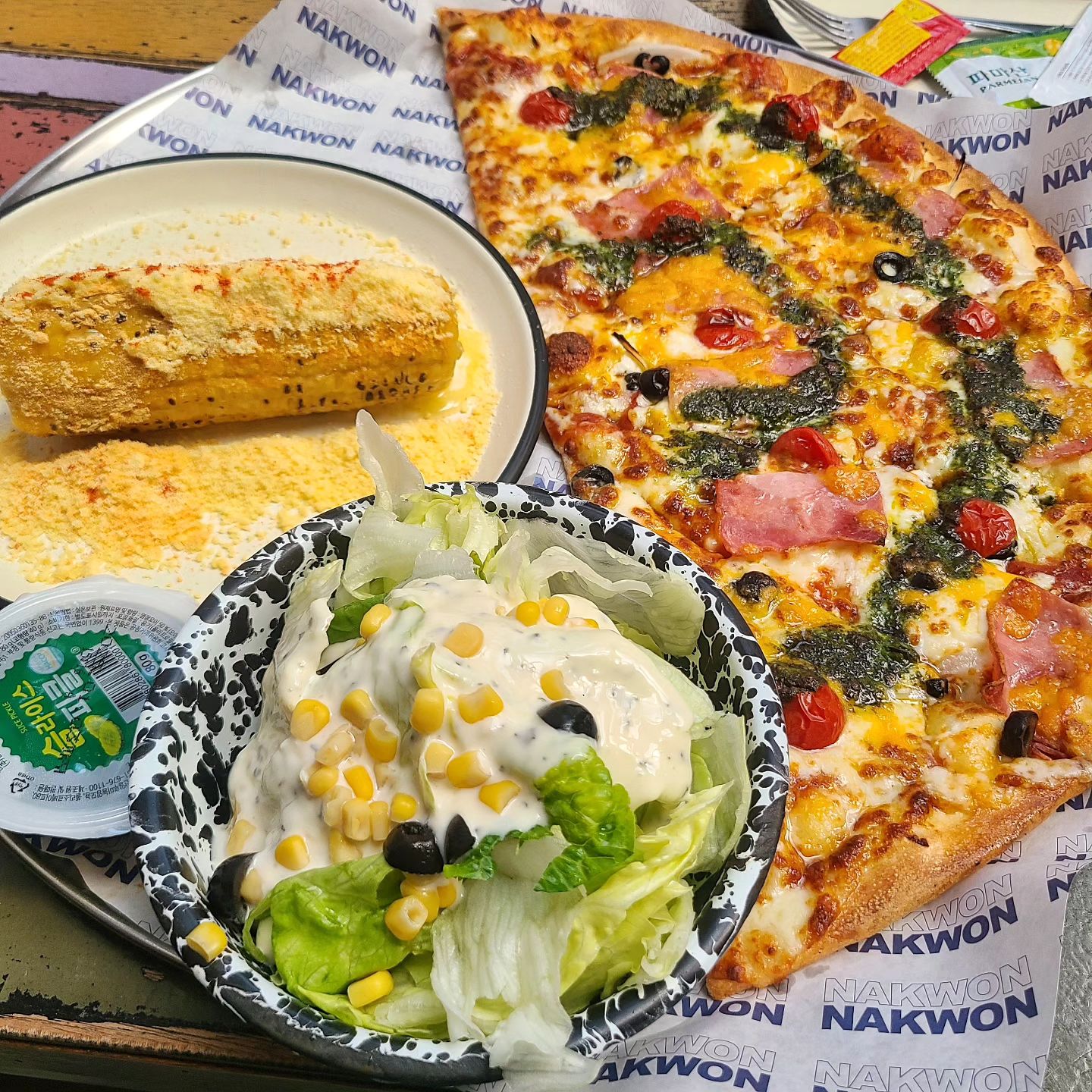 힙한 분위기의 피자맛집🍕

✅️낙원스낵
✅️서울 성동구 마조로5길 14
🌬한양대
✔️바질페스토 세트 24,900원

바질페스토 향 은은하게 나는 맛도리 피자 먹고왔다. 한양대 앞에 위치한 낙원스낵이라는 곳인데 저렴한 가격에 샐러드, 마약옥수수(or감자튀김)까지 나오는 세트 구성이 좋다💙

24,900원이라는 가격에 피자, 샐러드, 마약옥수수까지 먹으니 가성비 좋고 든든한 피자맛집. 가게 분위기도 힙하고 외관도 힙하고 피자까지 맛있다.

맥주랑 함께 피맥으로 즐겨도 좋을듯! 다음에 가면 피맥 즐겨봐야겠다. 재방문 각!

#피자 #pizza #한양대맛집
