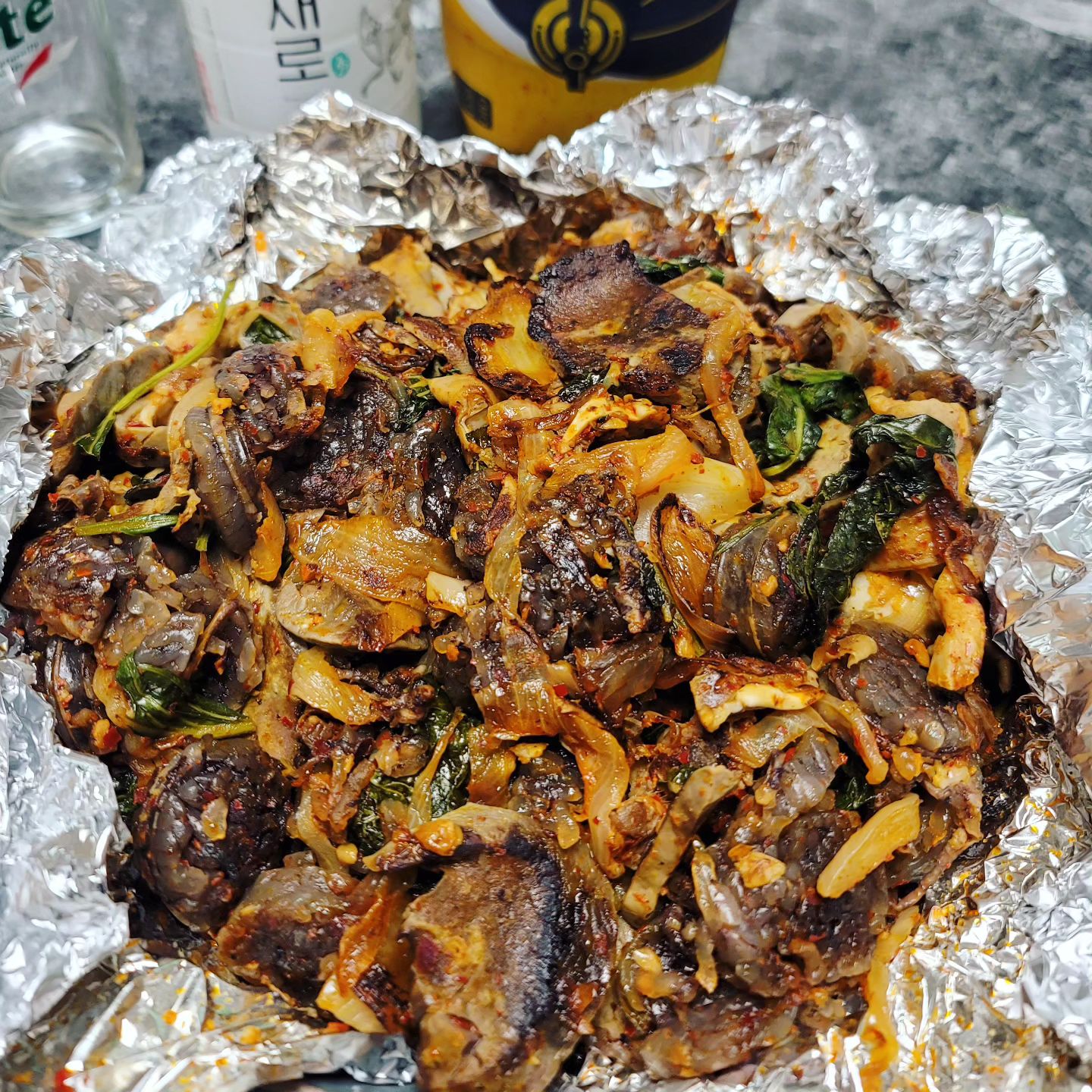 보령 한내시장 먹거리 골목 맛집 [ 씨암닭집 ]

🌿 충청남도 보령시 정화로길 19

지극히 평범한 순대볶음인데
자꾸 손이가는 이유는 무엇때문인가 !!

한판에 2만원이라
약간 비싸다고 생각될 수 있지만
기대이상으로 맛있었기에
저는 종종 생각날것같아요 : )

보령 여행의 밤, 소주를 부르는 뜻밖의 안주

#보령한달살이 #보령시문화관광
#만세보령 #보령여행 #대천나들이

#보령한내시장 #한내시장 #씨암닭집 #대천순대볶음 #대천시장 #소주를부르는맛👍