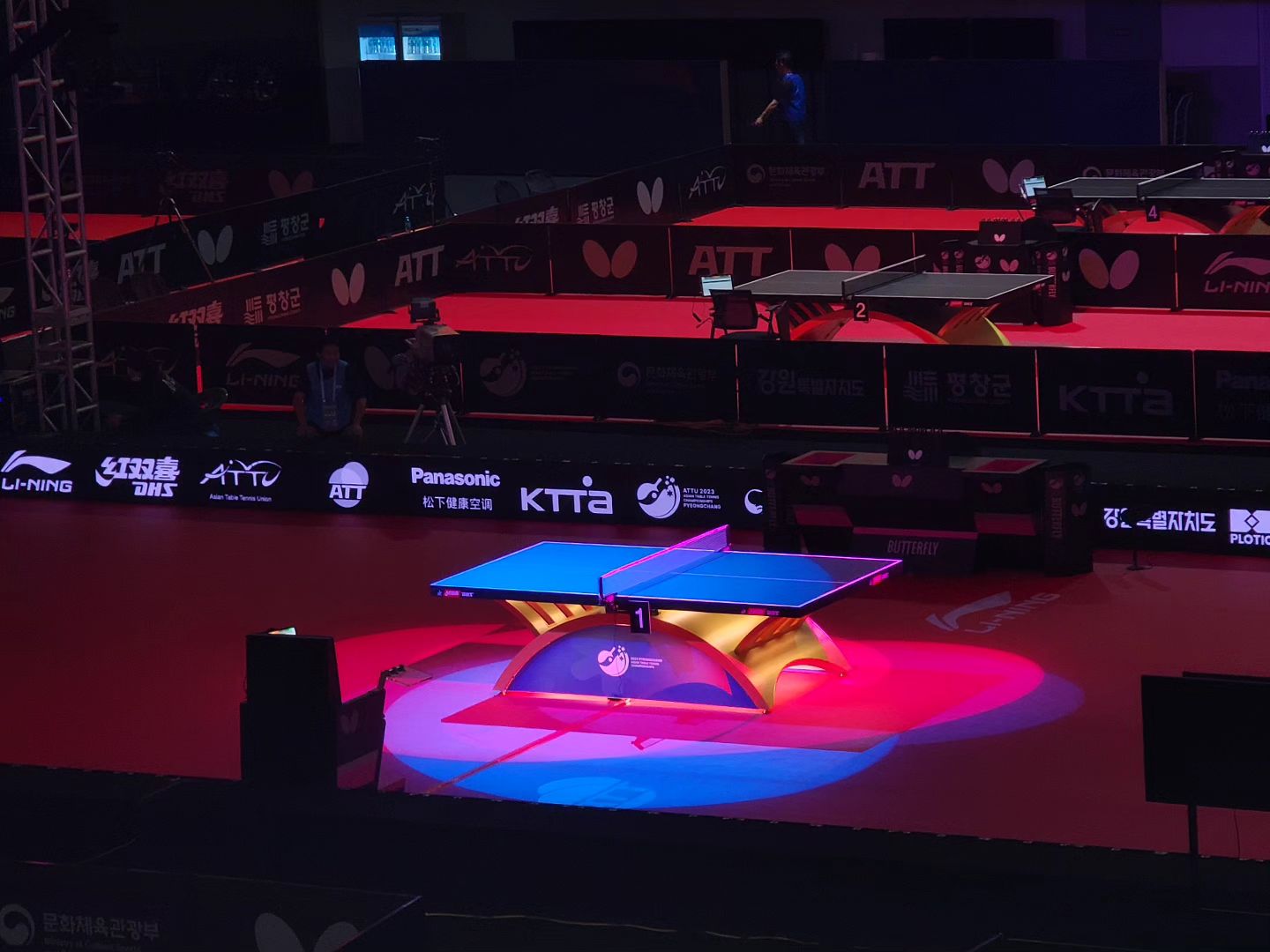 2023.09.01 ~ 2023.09.10
2023 Asian Table Tennis Championships in PyeongChang

새싹이에게 너무나 값진 경험이었던 평창아시아탁구선수권대회😉 
내 생에 언제 또 이런기회까... 
시작할때는 9일이 길어보였는데 끝날때는 항상 아쉬움이 크게남았다. 

내가한일 
- 2층 관람석
- vip라운지
- 선수라운지
- 선수라운지복도
- 바코드 
- 도핑

적고보니 거쳐간곳이 많네....
이중에서 제일 기억에 남는건 도핑..! 이유는 비밀🤫😝

#평창 #평창아시아탁구선수권대회  #탁구 #탁구스타그램 #탁구대회 #부산 #부산세계탁구선수권대회 #tabletennis #asiantabletennischampionships #pyeongchang #tabletennisdaily