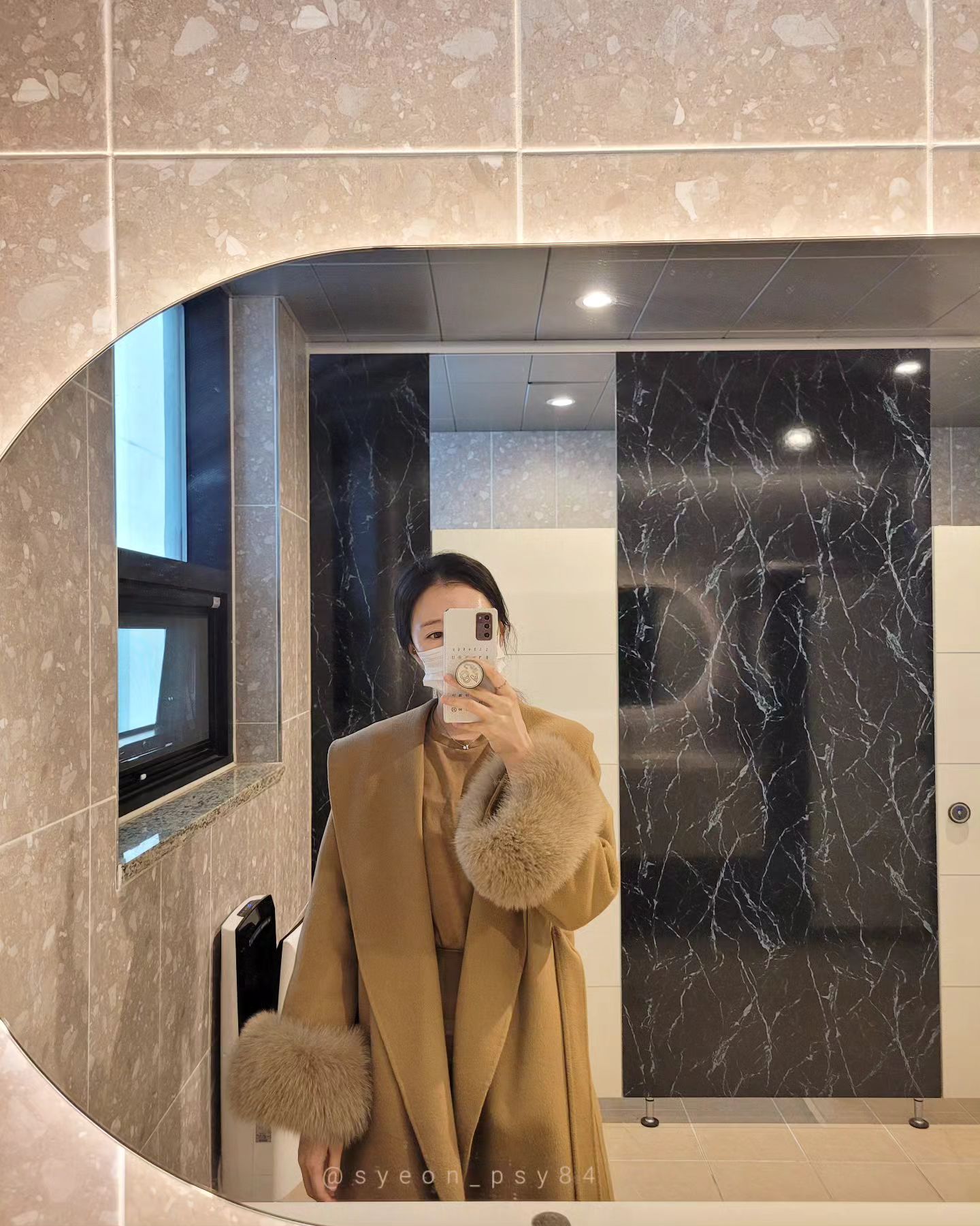 𝑷.𝑺.𝒀 𝒅𝒆𝒑𝒓𝒆𝒔𝒔𝒊𝒐𝒏 𝒔𝒕𝒐𝒓𝒚_𝒄𝒉𝒂𝒑𝒕𝒆𝒓

오랜만에 적어보네...
그동안 계속 상담은 다녔지만, 상담내용이 자꾸 리셋되는 바람에 쓸 수 없었음ㅋㅋㅋ

지난 3개월을 어릴적 나에 대해 그리고 엄마에 대해 이야기 하다보니, 내 현재의 문제에 직면할 시간이 없었다. 그래서 가기 싫은것도 있고, 아이가 바쁘니 2-3주에 한번씩 상담을 가게 되었다. 상담쌤도 느껴졌는지, 현재의 나를 사랑하고 보듬어주기를 시작하자고 했다. 

나는 과정보다 결과를 중요시 한다. 
그래서 근무때는 눈에 보이는 수치들이 있어, 수치에 도달 했을때, 그것에 대해 스스로도 매우 만족했다. 운이 좋아 매출 전국 1위인 곳에서 근무한 영향도 있겠지만.. 늘 그렇게 살아오다 지금은 결과가 나오지 않는 집안일과 아이 매니저일 등등등을 하고 있다. 게다가 아이들이 다 커서 지인들은 일을 다시 하러 다니는데 나만 집에서 하는거 없이 있다는 생각에 도퇴되어 가는것 같았다. 

그래서 좋아하는 공예를 배웠고, 작품이라는 결과가 나오는 일임에도 점점 흥미를 잃었다. 내가 좋아하는 일이니 꾸준히 천천히 조금씩 성장해 나가자는 초심과 다르게, 생각처럼 많지 않은 반응(당연한 것들인데...)들이 이어지자 나는 또 자책하기 시작했다. 그럼 그렇지.. 나같은게 될리가 없지... 그러면서 점점 작업실 가는일은 줄어들었고, 작업실 가야된다는 압박만이 계속 나를 짓누르고 있었다.

잠시 짬나는 시간에 알바라도 할려고 하면, 절대 네버 하지말라면서 자꾸 매출이 없니.. 수금이 안된다고 분기마다 얘기하는 것 같다. 눈치보여서 몰래라도 해야겠다 싶다가도.. 아이의 일들이 발목 잡는다. 그럴때도 나는 자책한다. 내가 아니었으면 잘 될 사람인데 나때문인가...

나는 영수포자다. 그럼에도 나름 괜찮은 성적이었다. 암기력이 좋아 책 한권을 (내가 적은 부분까지) 다 외워버릴 정도 였으니까... 영어랑 수학도 문법과 공식은 다 외우지만 대입과 풀이가 안되는 슬픈 일...ㅋㅋ 초등학교때는 노는게 좋아 대놓고 공부를 안해 양가집 딸이었지만, 중학교는 나름 승부욕이 있기에 포기할건 빠르게 포기하고 잘하는 과목만 집중했다. 그렇지만 돌아오는 건 20점 대인 수학,영어 점수에 대한 질책 뿐... 국어 사회 100점은 안보이나? 그렇게 매번 잘한일에 대한 칭찬은 없고, 질책만이 가득 했던 나는 지금 내 아이에게 내가 못들었던 칭찬들을 해주고 있다. 아마도 내가 듣고 싶었던 말들이 아니었을까?

그때 듣지 못했던 말을 상담쌤이 대신 해주었고, 나는 처음들어보는 따뜻한 내가 노력한 일에 대한 인정의 칭찬에  눈물이 끊임없이 흘렀다.
⠀
⠀
⠀
⠀
⠀
⠀
⠀
⠀
⠀
⠀