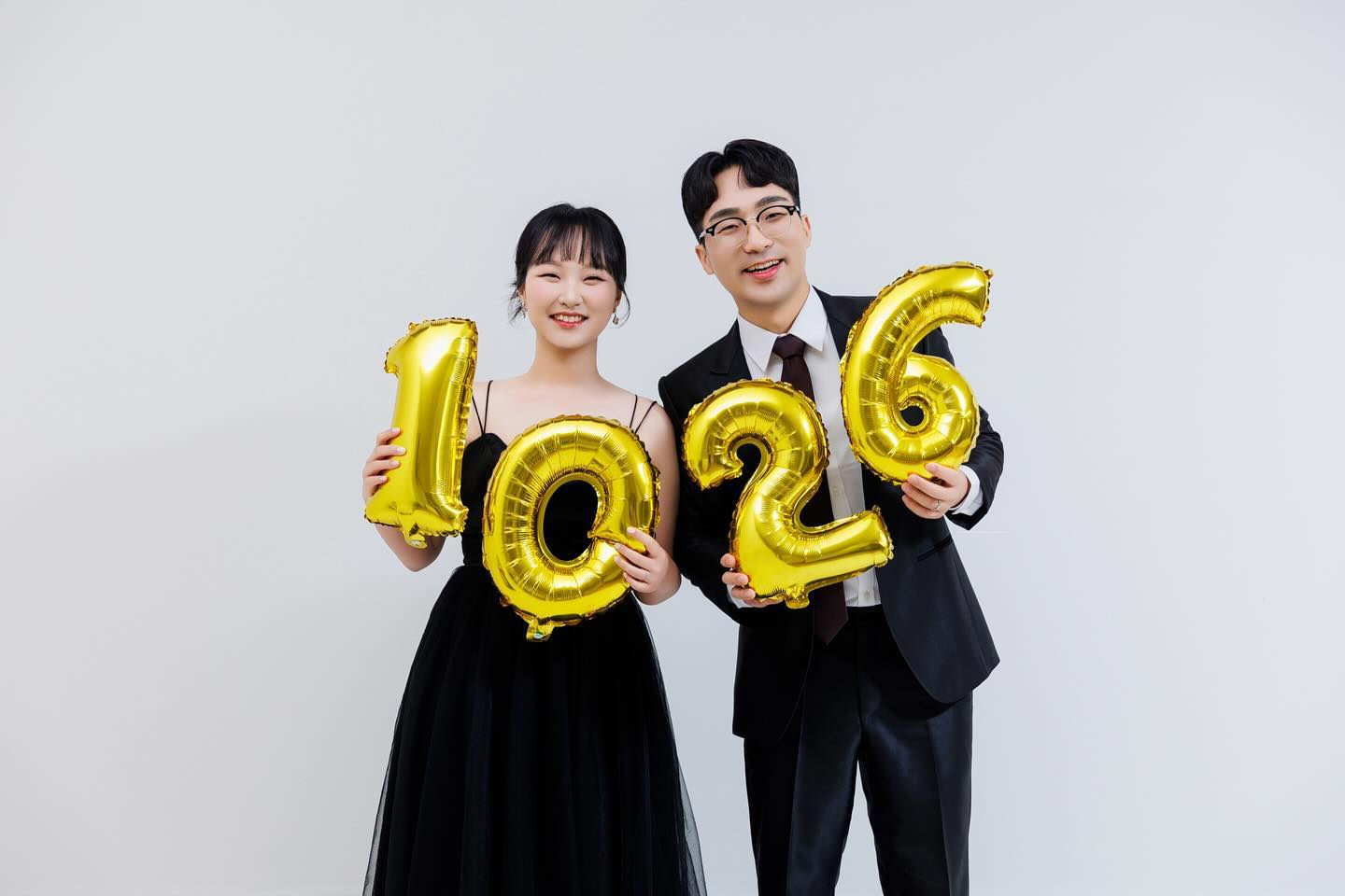 이정호 💙 이하미
​
10년 연애끝에 저희 두사람 결혼합니다😊
​
한 분 한 분 직접 찾아뵙고
인사드리는 게 도리이지만
오랜만에 드리는 연락이 결혼 소식이라
부담이 될까 망설여지고 조심스러운 마음에
선뜻 연락을 드리지 못한 분들도 많습니다.
​
너그러이 양해해 주시고
넓은 마음으로 먼저 연락 주신다면
기쁜 마음과 감사한 마음을 담아 소식 전하겠습니다.
​
좋은 날, 귀한 걸음으로 축복해 주시는 모든 분들과 먼 자리에서 축하해 주시는 분들의 사랑과 소중한 마음 잊지 않고 보답하며 행복하게 잘 살겠습니다 
​