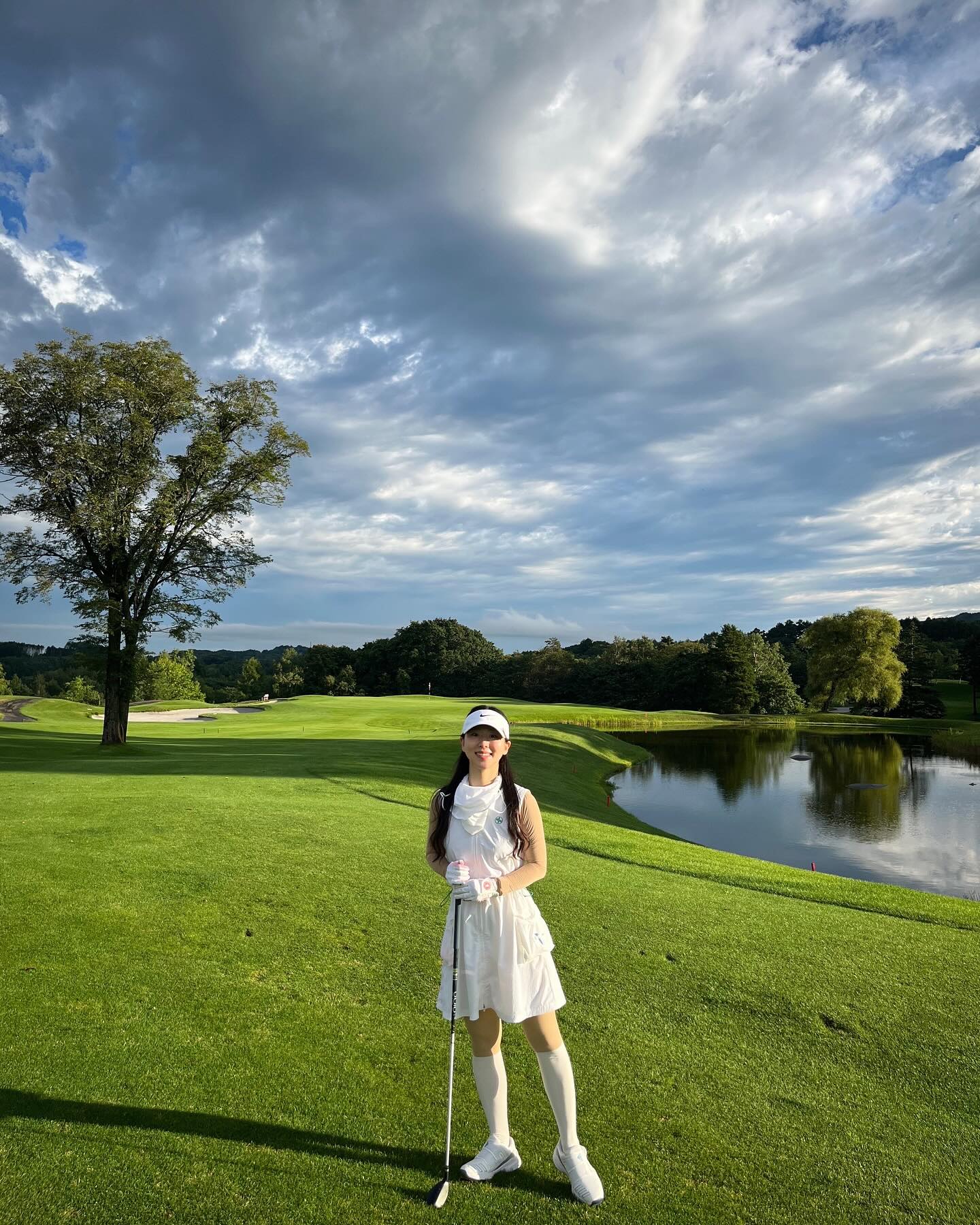 홋카이도 골프 여행 3⛳️🇯🇵
(경아리의 샷을 보고 싶다면 9번째 장부터)
정말 예쁘고 고급졌던 유니토브CC
다음에 꼭 홋카이도 다시 온다면 꼭 다시 가고 싶은 곳
비가 엄청와서 처음에 라운딩 할 수 있을까 싶었는데
비가 그치기 시작하면서 이곳의 아름다운 정경을 다 볼수 있었다.
골프의 좋은 점이 초록초록한 풍경을 계속 볼 수 있다는 것💚
다시 열심히 골프 연습 하자!! 🏌🏻🏌🏻‍♀️
(Feat. 비와서 우비쓰니 딱 캐디 같았던 경아리)

#일본골프여행 #홋카이도골프