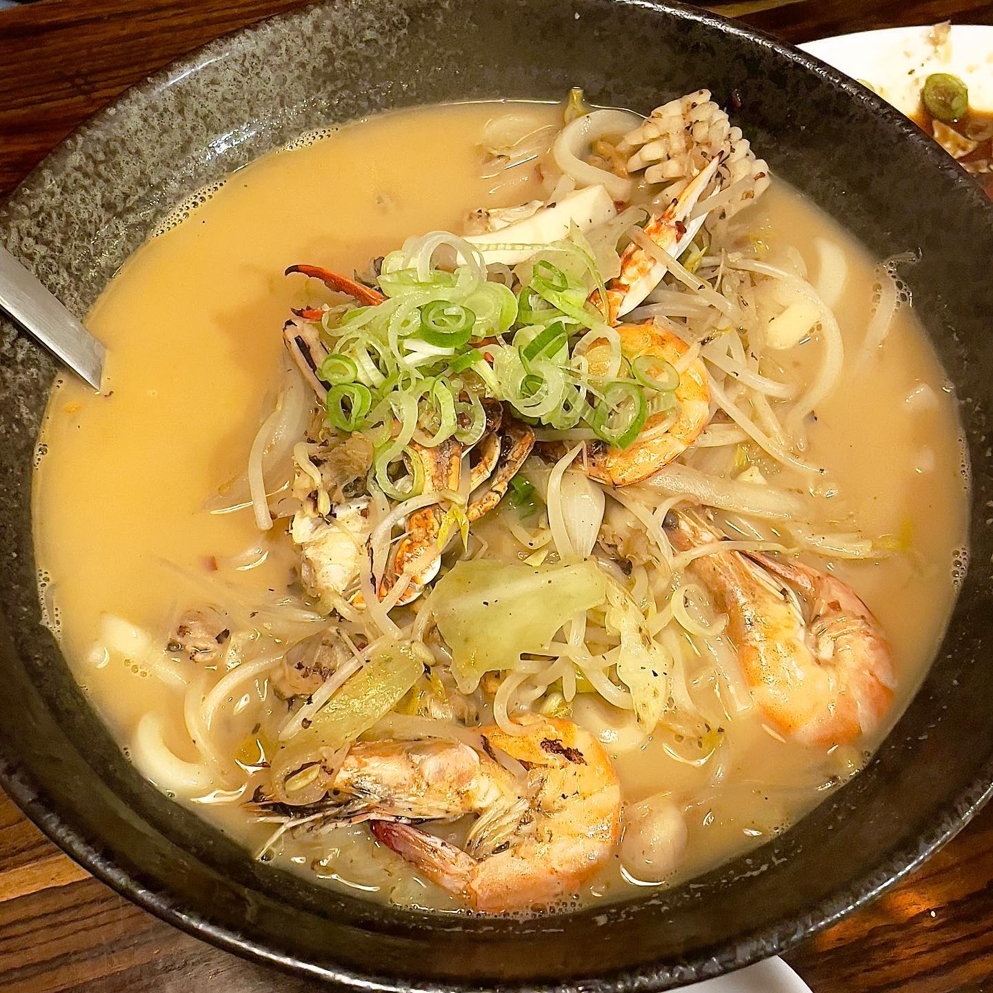 [ 서울역 이자카야 맛집 : 히까루 ]

다양한 꼬치 안주를 원한다면!

여자 둘이서 꼬치 4개, 나가사끼 짬뽕, 치킨 가라아게, 
감자 고로케, 은행볶음 뿌신거 실화잉가요,,?
진짜 닭다리살꼬치랑 양송이 꼬치 꼭 드세요😭두번드세요!! 
소금 살짝 찍어먹으면 육즙 좌르륵 나오면서 야들야들 너무 
맛있어요!!!😫 나가사끼 짬뽕은 국물이 너무 고소해서 바닥까지 먹었어요,,^^ 치킨 가라아게는 양이 좀 적었지만 잡내 전혀 없고 입에서 살살 녺아요🥰 매콤달달 소스에 찍어먹으면 더 꿀맛👍 원래 감자고로케 안 좋아하지만 오늘부터 최애음식 됐습니다!!!! 다음엔 오코노미야끼 뿌시러,,👊
재방문 의사 💛💛💛💛💛

📍아사히 생맥주 할인행사중
📍다양한 안주
📍사장님 혼자 만들고 계셔서 안주가 나오기까지
  시간이 꽤 오래 걸려요🥲

- 서울 중구 청파로 441-2 2층

_