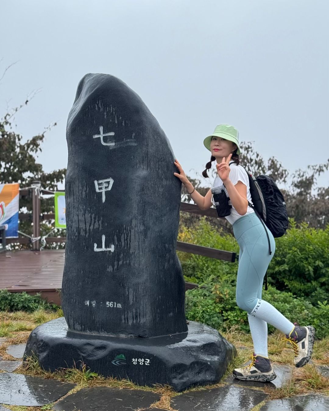 #오늘아님

➰10.15일

핵곰탕 우중산행☁️☔️

백대인증하러 

비안오고 흐리다 갠다고 했는데,,,,개뿔😡

칭구한테 날씨 괜찮을거라 진행시켰능디,,,,,날씨 이러면 곤란해😣🔥
난감하군😅

✅ 🅿️천장호츌렁다리주차장-정상-원점회귀
✅ 8.5키로/3시간 40분
✅ 난이도 보통
✅ 🚾주차장에 양호

💭칠갑산은 꼭 날 좋은날 가소서🙏