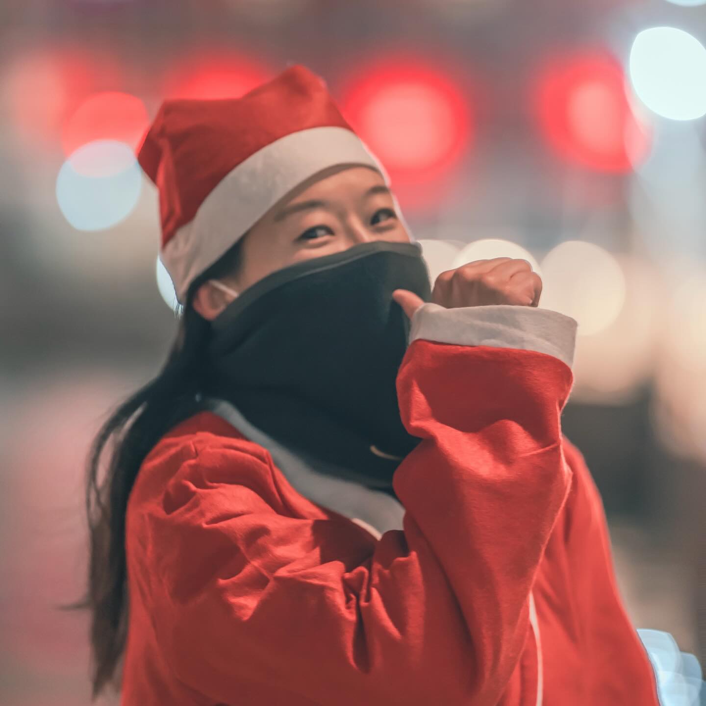 #런람이 #쪼런쪼런
23.12.18 산타런🎅
.
이날 뛰지는 못했지만 다행히도 사진 찍을때 도착해서 산타 사진 찍었당!!
멀리서 보는 쪼둥이들🍼 멀리서 봐도 쪼둥이들 빛나더라✨ 
내일은 송년회 모임 🥳
기대하라구우😉
.
📸 : iamtae0 
.
💌 신청방법: zzo_runners 팔로우 후 DM주세요🍼
.
👼 못뛰어도 상관없어요, 우린 쪼런이니깐요
.
#ZZORC #쪼런쪼런 #매주월요일 #메뉴판원정대 #뛰먹런 #러닝 #런 #러닝크루 #러닝크루모집 #런린이 #반포대교 #잠수교 #운동 #운동하는여자 #운동하는남자 #러닝크루 #여의도 #서울러너 #서울러너스 
.