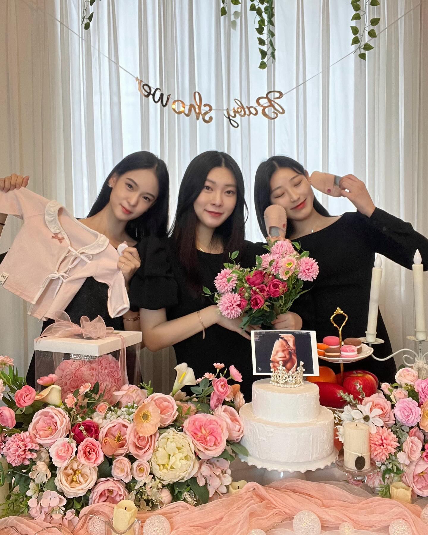 우리 12년 챔니의 브라이덜샤워에 이어 베이비샤워까지 감회가 새롭다...까꽁이👶🏻아 얼른 건강하게 태어나서 얼른 이모들에게 왔으면 좋겠어:) 
챔니야 다시 한번 엄마가 된걸 축하하고 사랑해❤️

같이 사진찍지는 못했지만 끝까지 함께해준 o__1127 🫶🏻