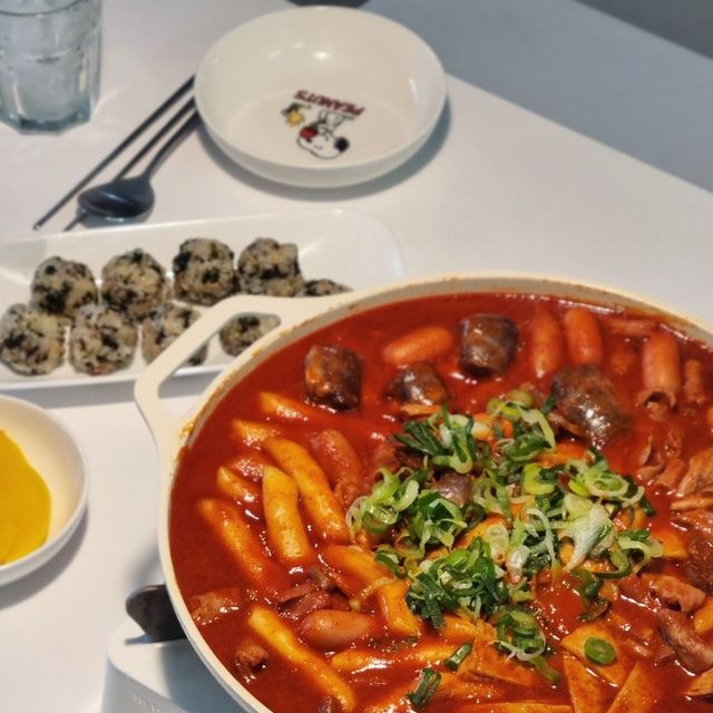 마시ෆ 뷰티·다이어트·여행 [취미부자] on Instagram: "#광고
떡볶이에 돼지곱창+순대가 들어간 신개념 떡볶이 #곱순떡
1958년부터 3대를 이어온 전라도 정읍시의 대표 음식점 신가네정읍국밥
'백년가게' 공식인증 받은 점포인데
대표메뉴인 철판순대볶음 소스를 활용해 밀키트를 개발했대😍
.
냉장실에서 해동 후 소스를 붓고 재료를 모두 넣어 끓이기만 하면 끝
국내산돼지곱창, 순대를 사용해 냄새도 없고
맵단 소스에 쫄깃쫄깃한 떡 식감이 최고👏
.
특별한 떡볶이를 맛보고 싶다면 추천
안주로도 좋고 양도 푸짐해서 캠핑요리로도 딱🥰❤
.
.
@kfood_shin #떡복이 #순대 #곱창 #캠핑요리 #밀키트 #정읍맛집 #혼밥 #안주 #백년가게 #떡볶이밀키트 #떡볶이맛집 #곱창떡볶이 #맛있다그램😋"