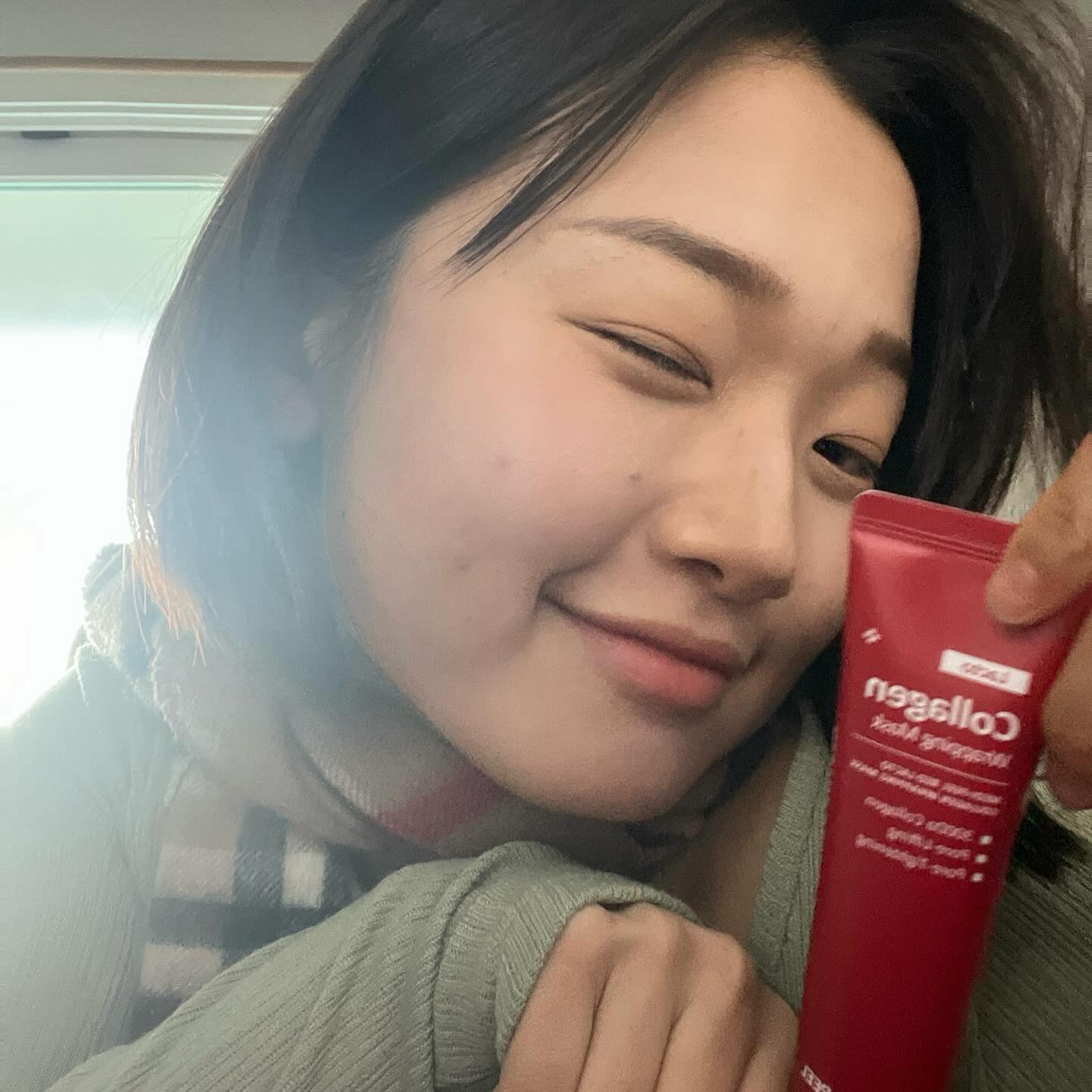 #협찬

화장 잘 안먹나요?💦
뭔가 칙칙한가요?💦
잔주름이 보이기 시작했나요?💦

그건 콜라겐이 부족하기때문입니다.
지금당장 레드 락토 콜라겐 랩핑 마스크 하셔야해요

콜라겐을 얼굴에 쫘악 먹여주니까
화장도 쫘악 잘먹는거거든요

얼굴부터 목,쇄골까지
빈틈없이 콜라겐 관리할 수 있으니까 좋고
스킨케어 다 끝낸 후 흡수 시켜주면서 콜라겐 보충해줄 수 있어 좋습니다 

에어 터치 실리콘 팩 브러쉬 기획은 올리브영 단독 구성입니다
올리브영에서만 만나 볼 수 있어요❤

#스킨이데아 #메디필 #medipeel #레드락토콜라겐랩핑마스크 #콜라겐팩 #바르는콜라겐팩 #물광볼륨팩 #물광팩 #바르는콜라겐팩 #올리브영마스크팩 #세로모공 #모공관리 #소유마스크팩 #올리브영팩추천 #올리브영추천템 #올리브영콜라겐 #메디필콜라겐팩 #kbeauty #kskincare #올영세일 #올영세일추천템 #올영세일추천