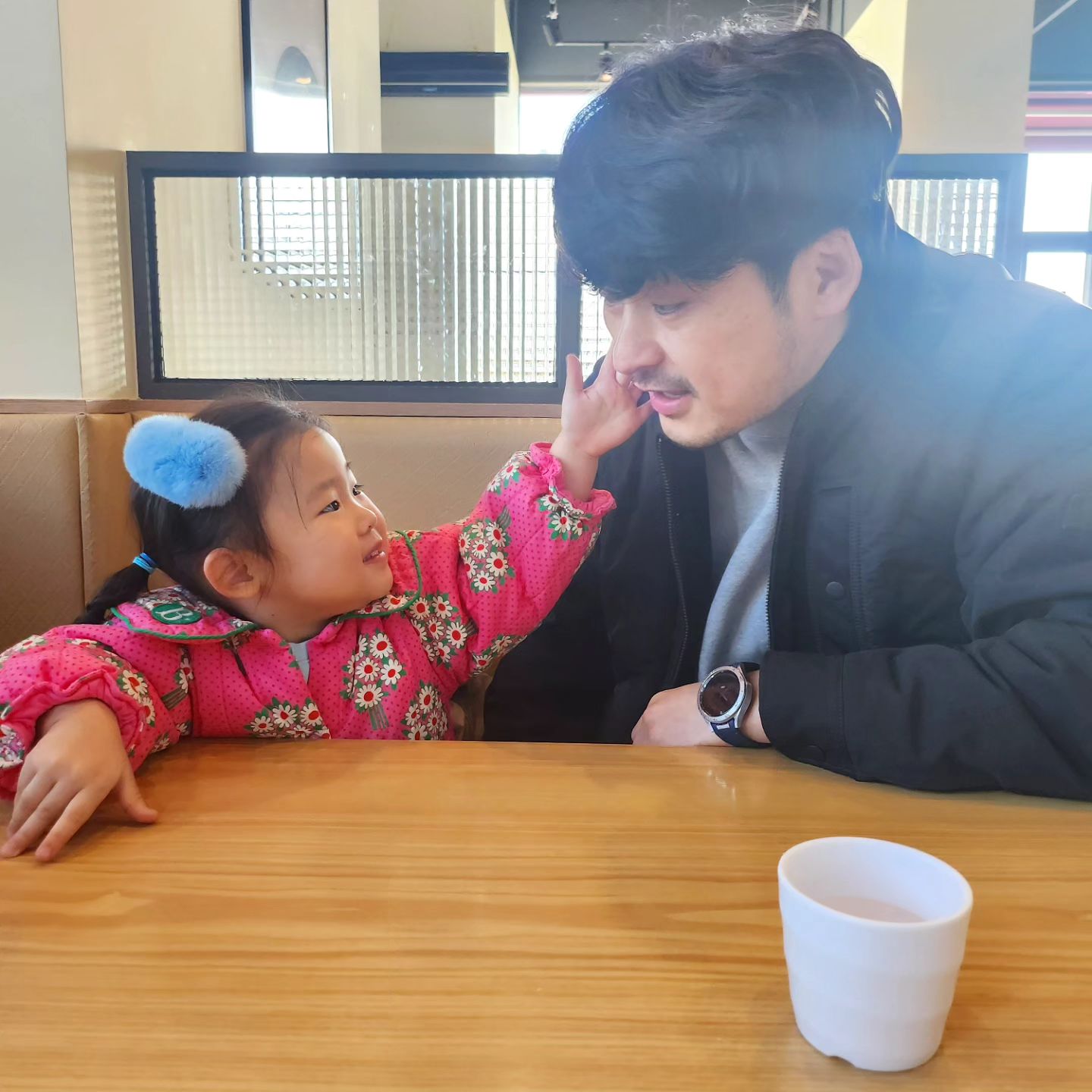 #☝️월☝️일
-
새해부터 최씨들 꽁냥꽁냥😘
올해도 사이좋게 지내

작년 새해에도 집 앞 한촌설렁탕가서 먹었는데
올해도 한촌에서 새해 떡국😁

새해 복 많이 받으세요 👋🪇

-
#새해 #새해떡국 #한촌설렁탕 #35개월 #1084