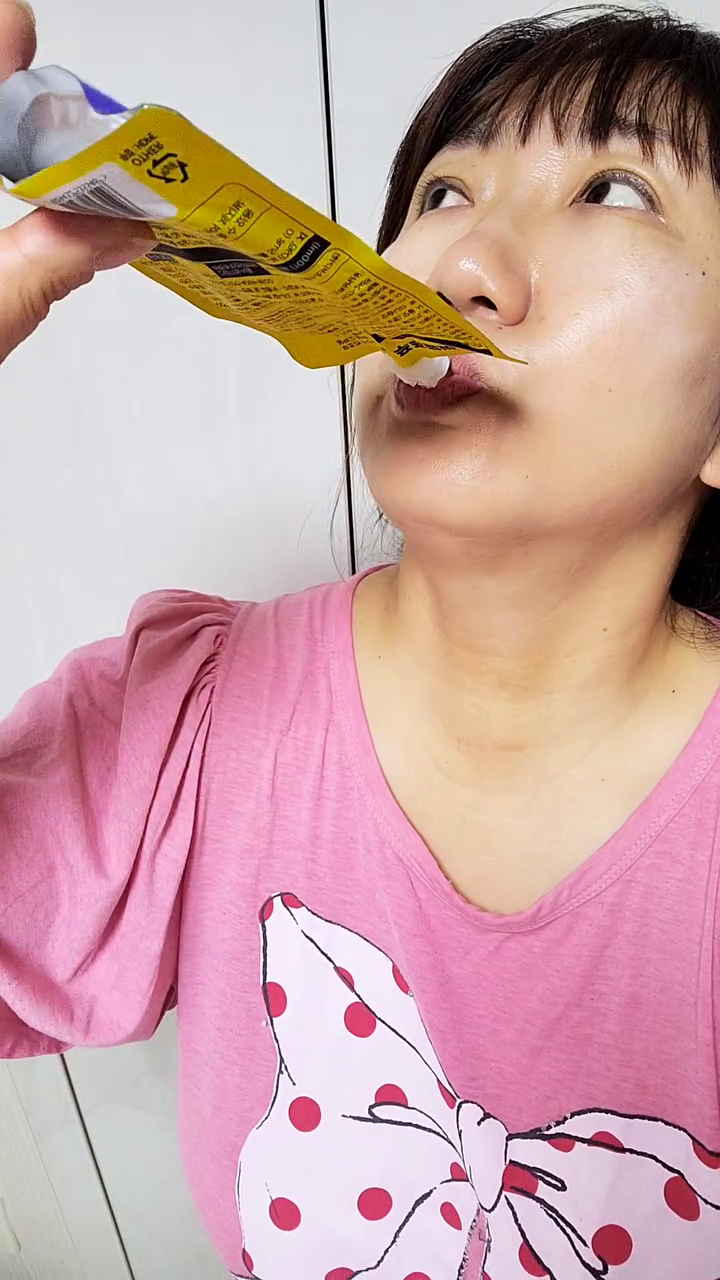 #협찬 

급하게 찐 살들을 급하게 빼야할때, 
푸푸잘싸 하나로 든든합니다.
직접 먹어보니....
그 효과를 확실히 느낄 수 있는데요,

잘 먹고 시원하게 비우고~ 
효과가 너무 좋아서 
난감한 상황이 생길수도 있으니
꼭 집에 있을때 여유있게 비우세요 ^^

사람마다 효과가 있다 없다를 
의심할수 없는 믿고 먹는 푸푸잘싸
이건 뭐 먹자마자 
바로 효과가 느껴지니....
급하게 찐살을 가볍게 뺄 수 있더라구요~
 
 
 
 
 
 
 
 
 
 
 
 
#푸푸잘싸 #다이어트 #건강기능식품 #쾌변다이어트 #쾌변주스  #가르시니아 #08L #쾌변변비 #쾌변음료