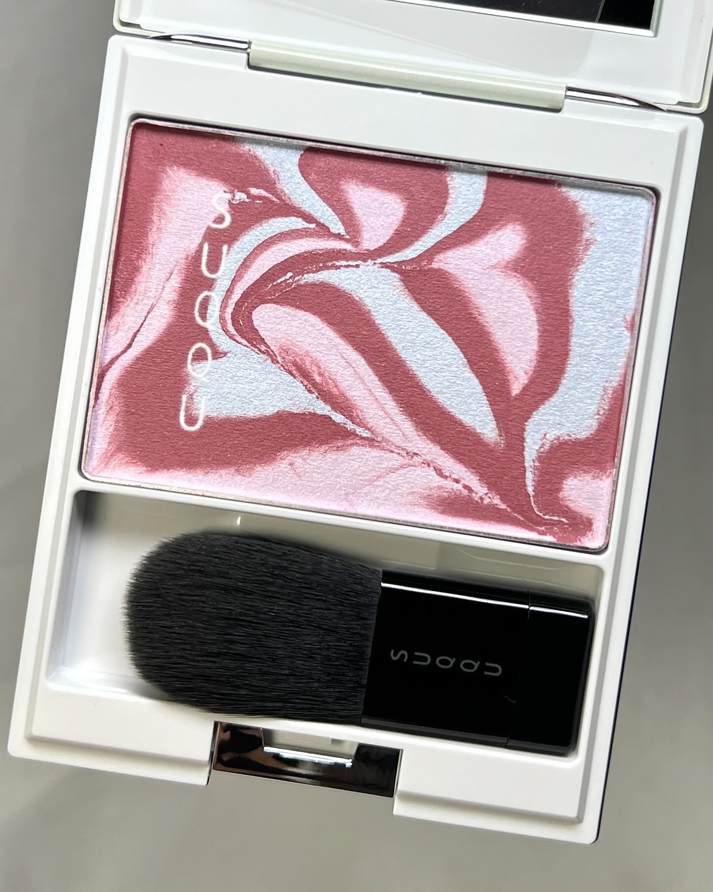 #suqqusummer2023 
[SUQQU] PURE COLOR BLUSH 141 YUMEMATOI
스쿠 퓨어 컬러 블러쉬 141 꿈을 간직하다

갑자기 생각나서 올려보는 작년 썸머..
저는 최근(?) 원쁠원 때 겟했었어요.
역시나 너무 마음에 들었는데 손목 발색이 왜이렇게 색감 잡기가 힘든지 ㅠ 약간 푸른기 도는 쿨 핑크에요.
메이크업샷은 급하게 대충 찍어놓은 셀크 한 장 밖에 없네욤..
패키징도 예쁘고 대만족이었던 아이입니다.

.

.

.

#suqqu #suqqusummer2023 #suqqupurecolorblush #purecolorblush141 #blush #blusher #cheekmakeup #cheek #makeup #코덕 #탠템 #스쿠 #퓨어컬러블러쉬 #슷쿠 #블러쉬 #블러셔 #스쿠썸머 #스쿠썸머2023 #메이크업