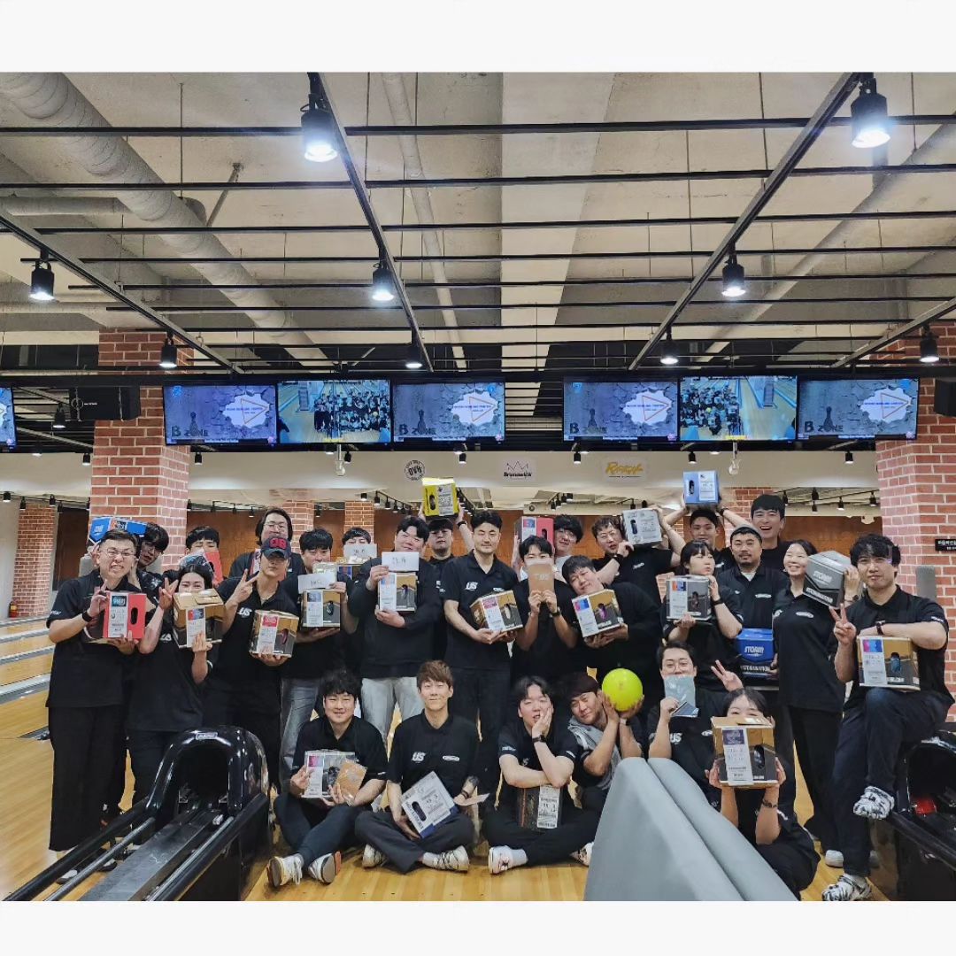 완벽하게 늦은 피드🖤
⠀
⠀
⠀
이벤트게임때 1인 1볼 해주고싶은
약간 나의 작고 큰 소망이 있었는데
3년차에 성공!
⠀
다들 아프고 볼링열정식었을지언정
여전히 사이좋게 잘 지내고있음에 감사하다,,
⠀
고마워들 내가 더 힘내서 잘해보께💪

그런의미에서 정기전 좀 나올래?
(태그 20명밖에 안된대..)⠀
⠀

⠀

⠀
⠀
⠀
#오늘아님 #볼링스타그램 #볼린이 #bowling #볼링 #팀어스 #이벤트게임 #일산 #2030 #여자볼러 #볼링치는여자 🎳