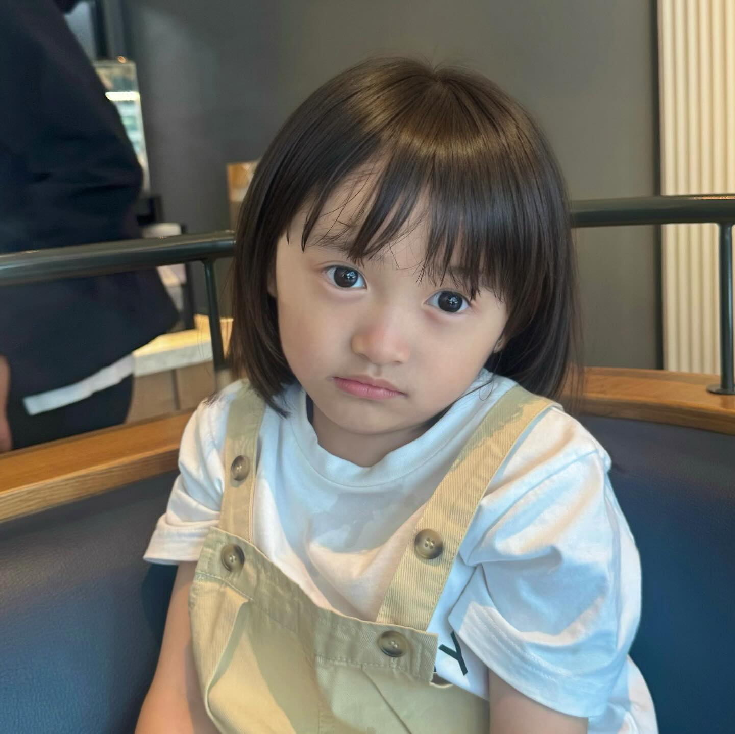 🌈무 더위를 식혀 주던 야구는 없고 오 하려 볼 수록 열 받는 요즘 🙃

랜더스에게도 스윕 당하고 그렇게 두산은 육두가 되었답니다👀

최강야구나 봐야지🥹

#아역모델 #givenchy #givenchykids #슈아슈슈 #린넨오버롤 #burberry #burberrykids