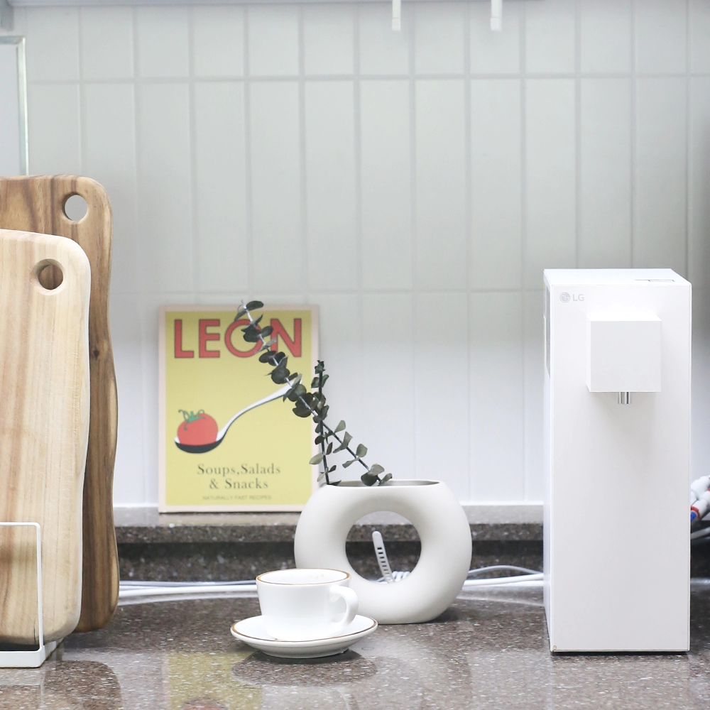 #광고 lgelectronics_kr by #LG전자

우리집에서 열일하고 있는 LG 퓨리케어 오브제컬렉션 라이트온 정수기!
무드등 기능 덕에 있어서 밤에 물 마시러 갈 때도 정말 편리하고, 
10ml 단위로 설정할 수 있는 맞춤 용량 설정으로 요리할 때 물 양을 정확하게 계량할 수 있어 좋아요

무엇보다 컴팩트하면서도 예쁜 디자인 덕분에 주방 분위기도 한층 고급스러워진 느낌! 놀러 오는 사람들마다 정수기 넘 예쁘다고, 어디거냐 물어볼 정도!

미니멀한 디자인이라서 자취생이나 원룸, 신혼집에 두기에도 부담 없고, 
고급스러운 디자인이라 가전 디자인 많이 따지시는 분들도 만족하실만해요

특히 무드라이팅 기능이 정말 매력적인데, 나의 라이프 스타일에 맞춰서 조명 컬러와 조도를 바꿀 수 있어서 이게 정수기가 맞나 싶은 느낌! 저흰 아침에는 크림화이트 100%로 밝고 화사하게 설정해두고
밤에는 눈부심 방지를 위해 웜베이지 25% 정도로 은은하게 설정해두니
딱 적당하게 활용하기 좋더라고요 ^^

그리고 알람등 기능도 좋아요. 설정한 시간에 라이트 on! 저는 주로 출근 전, 텀블러에 물 챙기는 것을 잊지 않기 위해 아침 시간대에 알람등을 설정해놨어요.

단순히 디자인만 예쁜 게 아니라 위생적인 부분도 만족스러운데요
ThinQ 앱으로 원하는 시간에 고온살균 설정이 가능해 기능을 설정해 관리하고 있어요. 주 1회 자동 직수관 고온살균은 물론이고 내가 원할 때마다 출수구 고온 살균이 가능하니 위생적으로 관리하면서 사용하기에도 좋아요.
아이를 키우는 집에서도 걱정 없이 사용할 수 있다는 점도 Good!

마침 3월까지 진행되는 #LG새로울수기획전 에선 LG 라이트온 정수기도 만나볼 수 있는데, #정수기렌탈 알아보셨던 분들이라면 이번 기회 놓치지 마시길~!
더 자세한 사항은 LG전자를 통해 만나보세요

*‘새로울 水 신년 기획전’ 혜택 대상 모델 및 컬러에 대한 자세한 내용은 LGE.COM 이벤트 페이지에서 확인해 주세요 
*이 글은 LG전자에서 제품을 제공받아 작성하였습니다. 

#LG #LG전자 #LG가전 #퓨리케어 #오브제컬렉션 #라이트온정수기 #무드등정수기 #LG정수기 #LG새로울수기획전 #LG정수기신년기획전 #정수기추천 #정수기렌탈 #자취정수기 #원룸정수기 #초소형정수기 #LG퓨리케어정수기