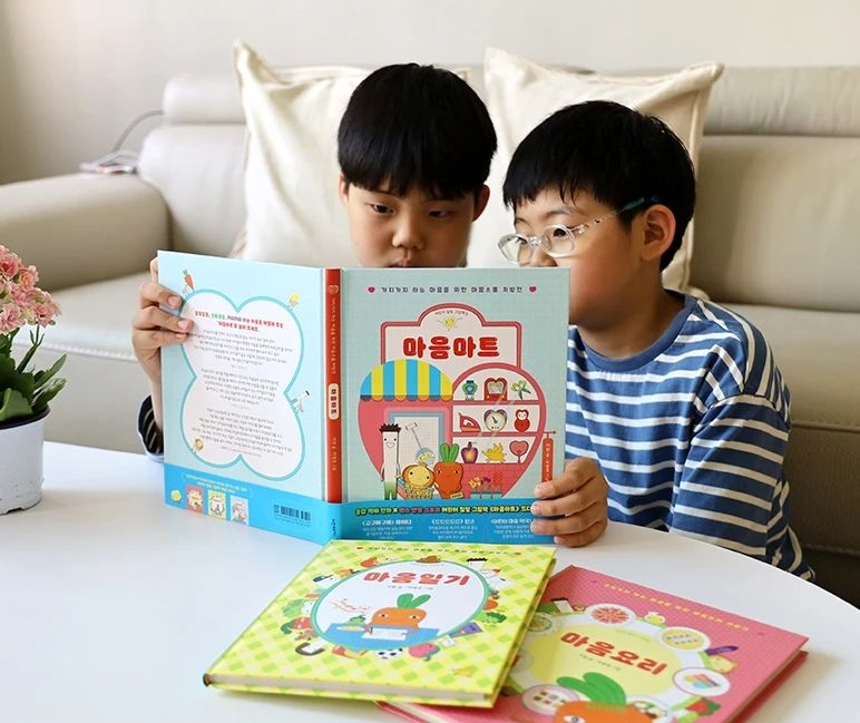 #도서협찬
#마음마트
사회에서의 첫 인간관계는 어린이집이나 유치원에서부터
시작된다지만 본격적으로 엄마의 도움 없이
친구들과 관계를 맺고 또래집단생활을 하는 건 바로 초등시기
이제 저학년인 뚜비와 중학년으로 접어든 혀비를
보고 있으면 참 별의별 일이 많이도 생긴다.
그런 아이들이 단단하게 마음을 다져가며
성장할 수 있도록 마음을 달래주는 책
가지가지 하는 마음을 위한 마음소품 처방전
마음마트
초등 아이들의 다양한 104가지 감정 속 이야기를
귀여운 그림과 센스만점 스토리 만화로 쉽고 마음 편하게
학교생활 꿀팁 그리고 사회성까지 길러줄 수 있는 성장 그림책
따뜻한 이야기와 재치 넘치는 구성으로
아이뿐 아니라 어른까지 힐링을 받을 수 있었던 마음마트
어린이 스테디셀러 <마음요리>,
2023 소년한국 우수 어린이도서 <마음일기>에 이은
어린이 힐링 그림책 3탄

현직 초등 교사인 이현아 작가, <모모모모모>밤코 작가,
<고구마구마> 사이다 작가님 등
따뜻한 시선을 가진 그림책 작가님들의 강력 추천도서

엄마는 다 알 수 없는 어린이들의 사회생활 속 복잡한 마음과 감정들
가벼운 마음으로 읽고 따뜻한 기분으로 책을 덮었으면 좋겠다.
아이들 읽을 때 함께 보면 어른들의 마음까지
따끈따끈 해지는 감정그림책 마음마트 마음요리 마음일기
마음시리즈 보면서 감정을 다루는 법을 잘 어루만져줘야지
_
#학교생활 #감정그림책 #초등저학년 
#마음요리 #마음마트 #마음일기
#어린이마음약국 #고구마구마
#힐링그림책 #초등그림책
#자현 #차영경 #이현아추천
#사이다추천 #밤코추천
#책스타그램