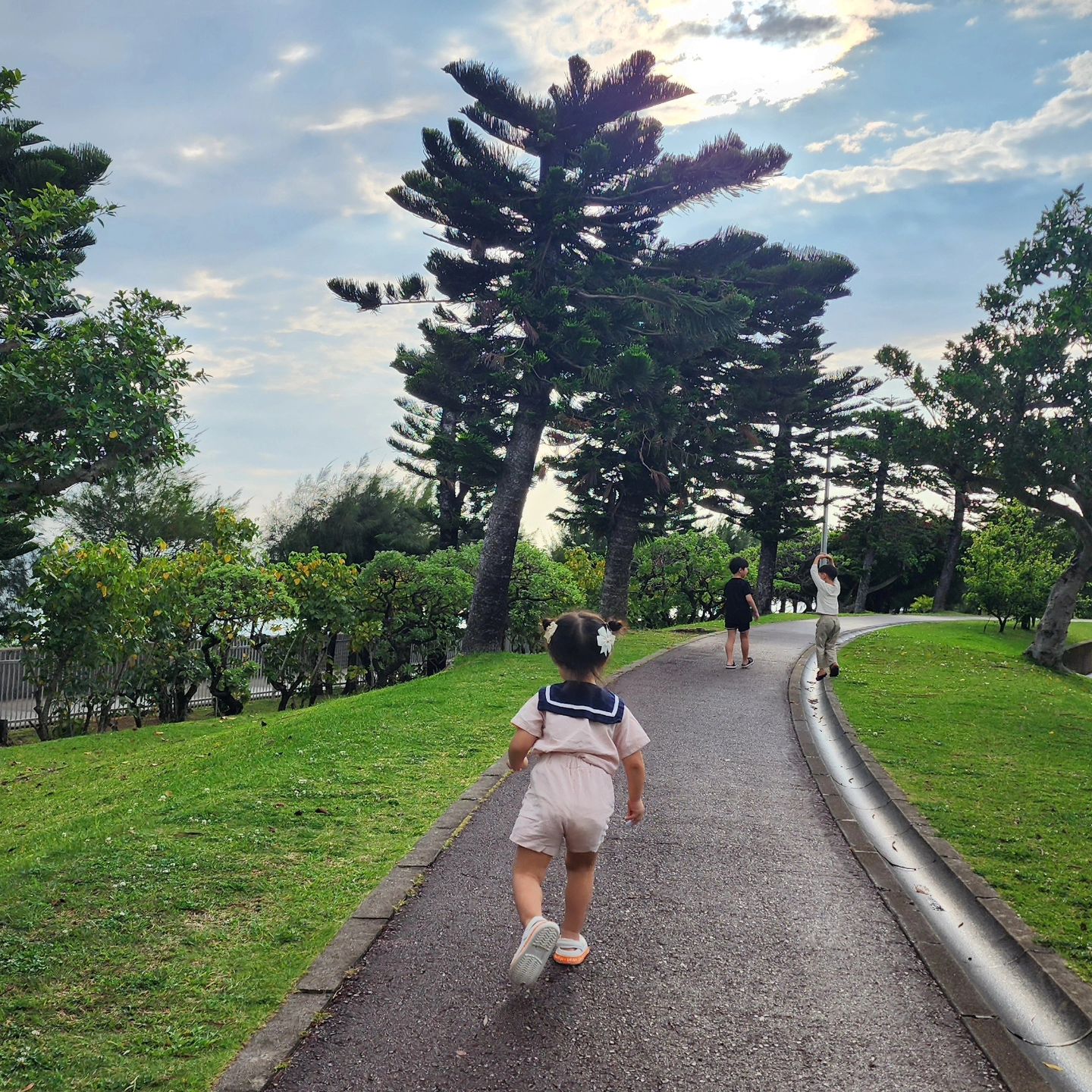 너무 좋았는지 3보 1엉덩이를 흔드는 뒷모습이 너무 귀여웠던 둘찌 🩷
오빠들이란 놀기 체력이 딸릴만도 한데
땀을 뻐얼뻐얼 흘려가면서 따라다니는 꼬맹이 🫰

중이염이라 비행기에서 귀가 엄청 아플꺼라고 걱정했는데
기내식도 뚝딱 하고! 선물로 받은 타요 하나로 한국까지 기분좋게 도착 ✈️

.
.
.
엄마랑 또 뱅기타러 가자!

.
.
.
#여행