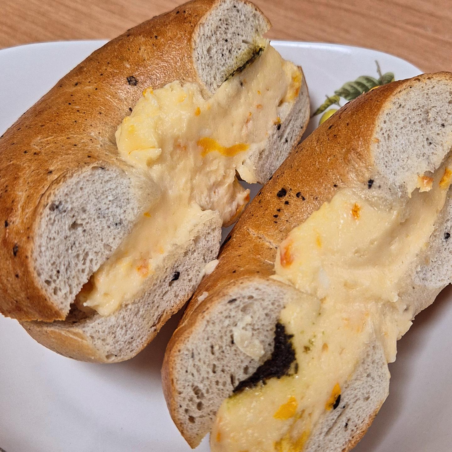 간단하게 #베이글 로 저녁먹기 🥯😍

냉동했다가 에어프라이기 180도에 3분🤪
크림치즈는 아이스크림 같고 베이글은 빠삭 쫀독 💕 
쫀맛탱 😘 #스타벅스 #토마토바질베이글