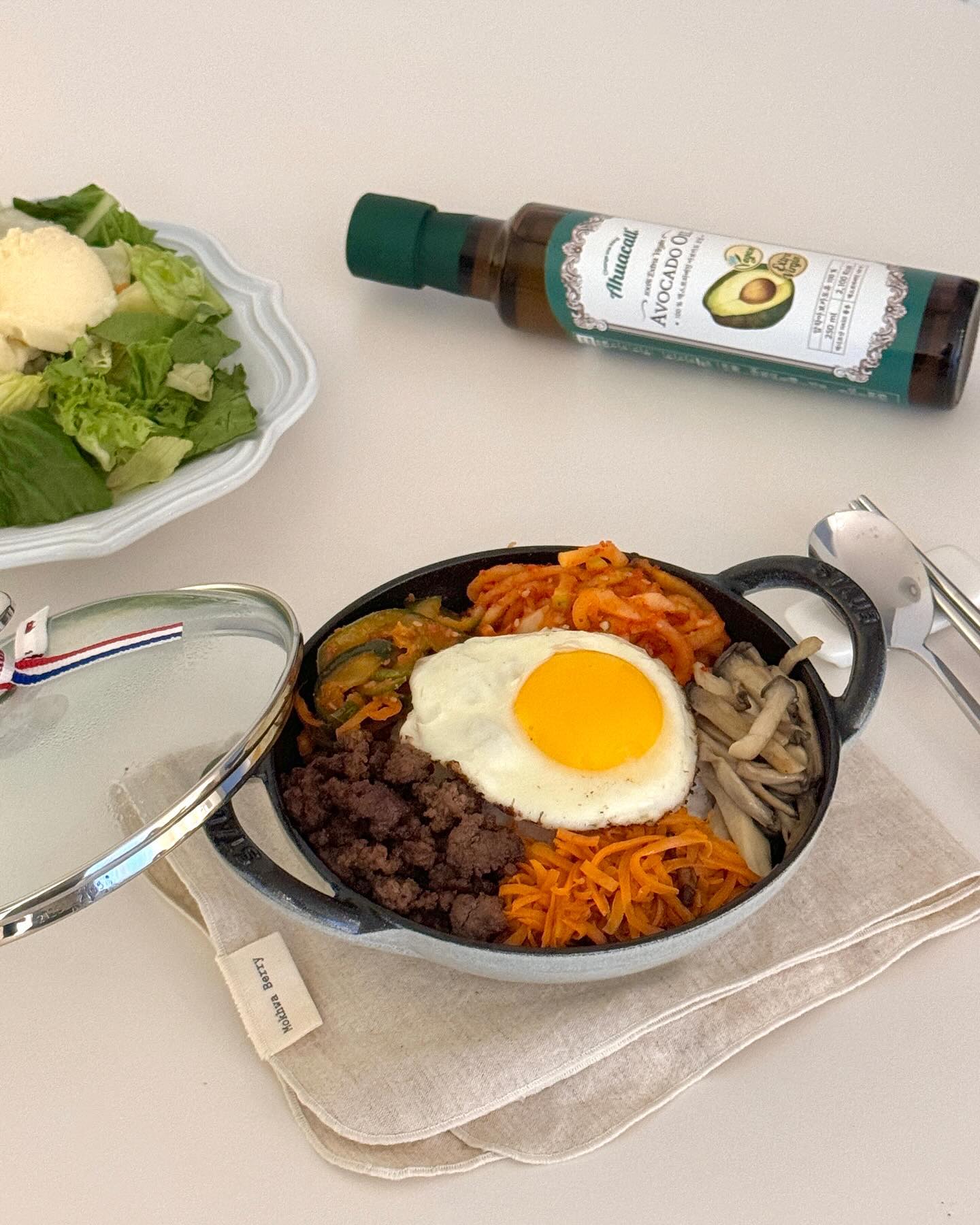 #협찬 #아보카도오일 🥑 

아보카도 오일 활용해서 건강 비빔밥 만들기🎶

무생채, 오이무침, 소고기, 당근, 버섯 넣구 비빔밥 만들었어요
베이비웍에 오일 바르고 밥+야채 올린 다음 
약불에 10분 정도 올려놓으니까 
노릇노릇한 누룽지까지 싹- 생겼어용💛

한식 만들 때 기름 쓸 일 진짜 많잖아요!
#아보카도오일 사용하면 
훨씬 더 건강하게 요리할 수 있어용👩‍🍳

#아후카틀 아보카도 오일은
발연점이 카놀라유보다도 높아서 연기 발생량이 적고요⬇️
가장 신선한 엑스트라버진 등급이고⭐️
맛과 향도 깔끔해서 요리하기 좋아요!!

한 병에 아보카도 20개나 들어간 아후카틀오일 구경가보세요💚

#아후카틀 #아후카틀서포터즈 #아보카도오일
#카틀리안 #엑스트라버진 #발연점 #저탄고지
#키토제닉 #식단일기 #건강식단