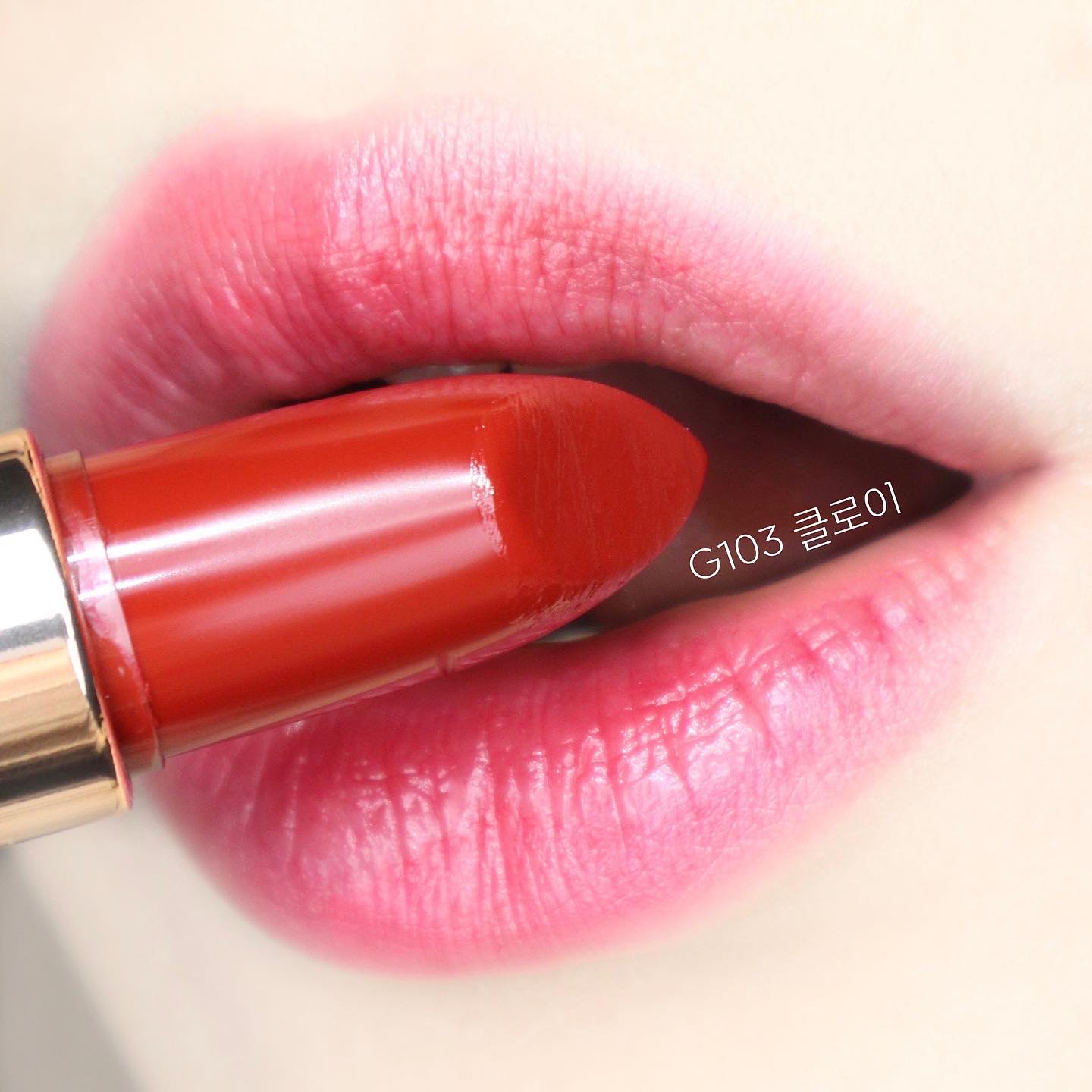 #제품제공 #촉촉한립스틱
투명하고 자연스러운 입술을 연출해주는 촉촉한 립스틱💄💄

<디어달리아 립 파라다이스 센슈얼 립 글로우>

G101 다이애나 _ 말린 장미 컬러로 무드있는 느낌이에요
G103 클로이 _ 쿨 레드 컬러로 고혹적인 느낌이에요

겉보기엔 진하게 발색될 것 같지만 직접 발랐을때는 투명하고 자연스럽게 발색되는 글로우한 립스틱이에요

광채감이 느껴지는 촉촉한 제형이라 입술 건조한 분들에게 추천해요👍🏻

#디어달리아 #립파라다이스센슈얼립글로우 #멜팅글로우 #글로우피니쉬 #틴트립밤 #립글로우 #글로우립 #광채립 #립스틱추천 #파룸체험단