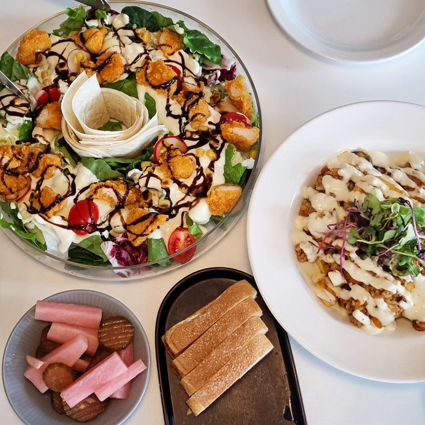 매장도 넓고 분위기도 좋아서 
데이트나 외식 코스로 좋은 🍽
창원 상남동 양식맛집 "올오버키친"
화덕피자, 수비드스테이크, 파스타 등등 
가성비 좋은 메뉴들이 가득가득 ✨️

매운 해산물 필라프와 텐더 샐러드 주문했는데
무늬만 해산물 필라프가 아니라 
들어간 해산물이 큼직하고 통통했고 😋
고추기름으로 매운맛까지 갖춰서 맛있었어요

치킨텐더가 가득 들어간 텐더 샐러드는
또띠아도 나와서 쌈싸먹으니까 더 맛있었어요
마치 스낵랩을 먹는 기분!! 🌮
갈릭드레싱 같았는데 
드레싱도 넘치도록 풍부해서 좋았어요

둘이서 방문했는데 식전 빵도 넉넉하게 나왔고
메뉴 양도 적은 편이 아니라서 
아주 배부르고 맛있게 먹었어요 👍
다른 메뉴도 궁금해서 다음에 또 방문할꺼야아

⬛ 올오버키친 상남점
◾️경남 창원시 성산구 마디미로22번길 10
◾️영업시간 매일 10:30~21:30
◾️break time 15:00~17:00
📞 0507-1348-3662

#올오버키친 #올오버키친상남점 #창원맛집 #창원맛집추천 #창원파스타 #창원파스타맛집 #창원데이트 #상남동맛집 #상남동파스타 #상남동데이트 #상남동 #상남동스테이크 #창원스테이크 #창원올오버키친 #창원양식맛집