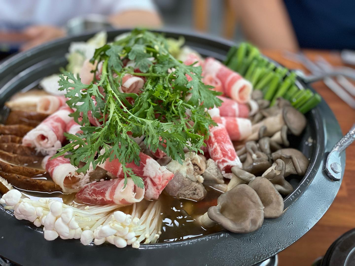 #첫줄
#협찬

해장국만 맛있는줄 알았는데
#평택소곱창전골맛집 일세
얼갈이와 소고기아롱사태 듬뿍들어있는 해장국 아이들도 넘나 맛있게 잘 먹고
직접담근 맛깔나는 김치도 맛도리^^

🎀우성회관
📍주소:경기 평택시 새말로 140 1층 우성회관
☎️031-611-9135
📍영업시간(월~토) 
07:30 - 20:30
📍라스트오더 20:00
💡매주 일요일 정기 휴무
💡단체석, 주차, 포장, 배달, 예약, 무선 인터넷, 남/녀 화장실 구분

#평택맛집추천
#평택회식장소추천
#평택우성회관
#우성회관평택점
#평택해장국맛집
#우성회관소곱창전골

리뷰하는 세쌍둥이맘 최여사 블로그에 놀러오세요~

https://m.blog.naver.com/looloolaalaa_/223143736077

(링크프로필상단에 있어요)