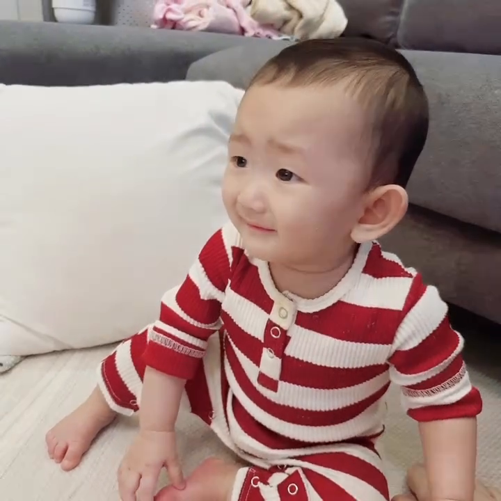 #아기때

유투브에 우는 아기 영상만 틀어줘도 같이 울던 우리슬아❤️
옛날사진보다가 귀여워서 꺼낸 아가때슬아ㅋㅋㅋㅋ

#f아기 #엄마맘도알아주라