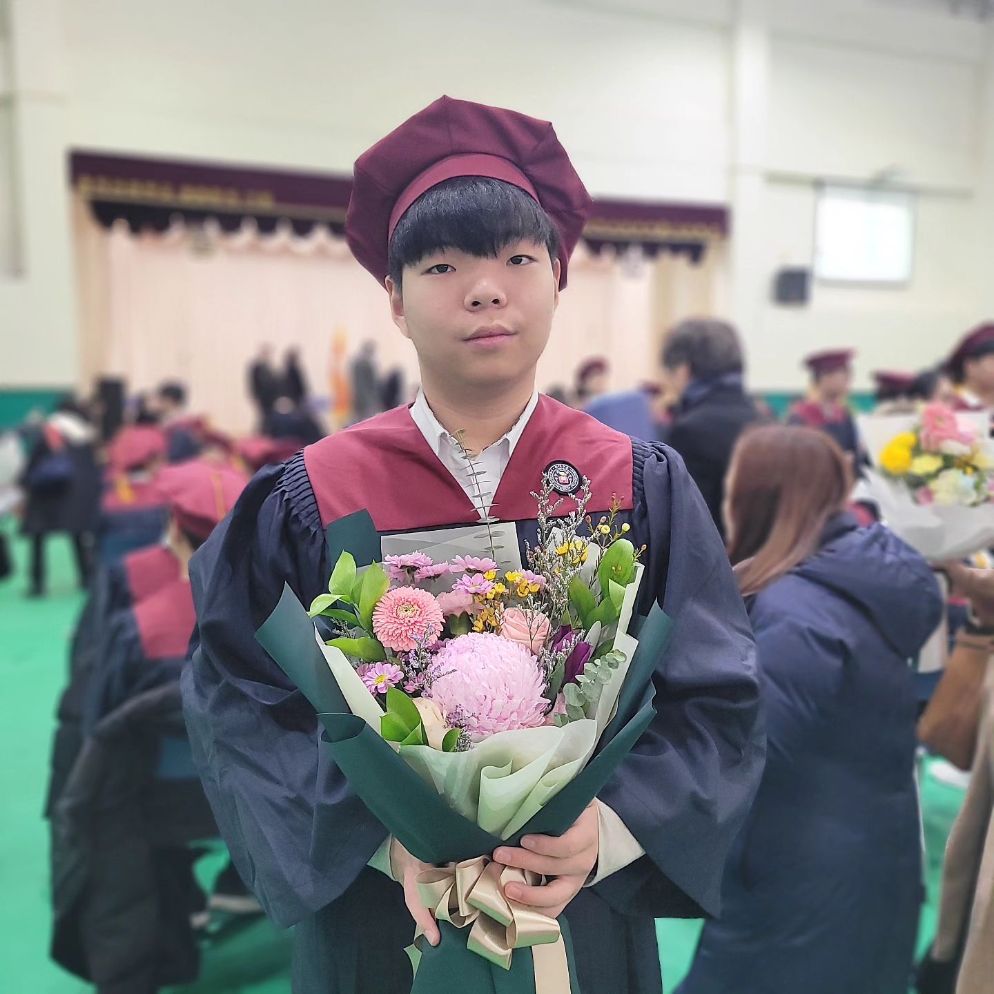 아들 졸업식 💐

축하해 아들~
벌써 고등학생이라니🥲

세월 참 빠르다~~~
너의 앞날을 응원해 🩷

졸업식에는 자장면이쥬~
후다닥먹구 하유니는 학원행😅

#아들그램 #아들졸업식 #졸업축하해🎓
#고딩생활 #응원해