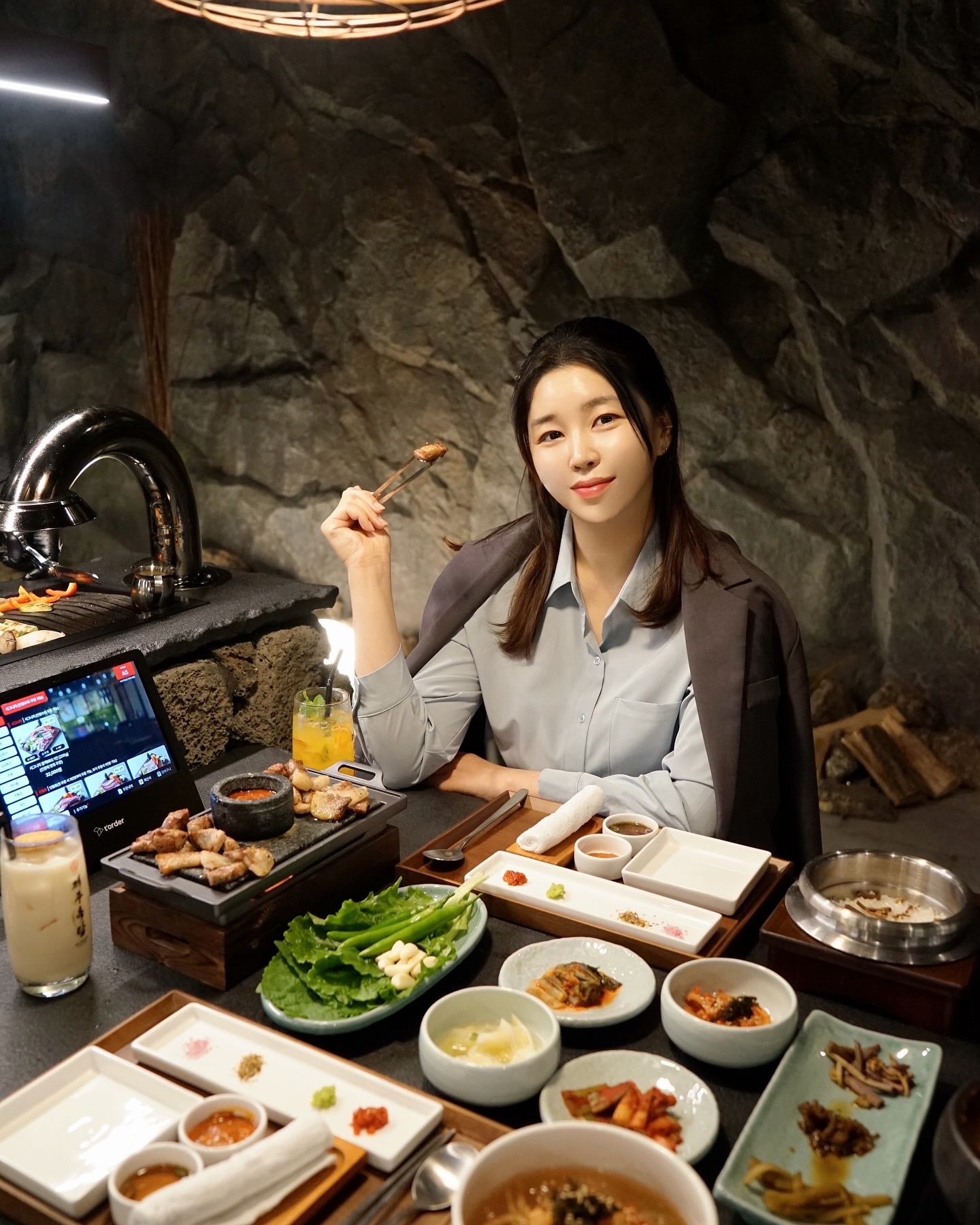 압구정에서 만난 제주 ✈️
압구정 제주옥탑 블랙BBQ!!

흑돼지? 여기선 그냥 고기 아니야, 예술이야! 🖤🐷

숙성을 제대로 거친 제주 흑돼지가 숯불 위에서 지글지글 익어가는 소리, 
거기에 육즙이 터질 듯한 고기의 비주얼까지... 벌써 침 고이는 거 실화냐? 🤤
1:1 마스터그릴러가 처음부터 끝까지 딱 맞는 온도로 구워주니까 진짜 최적의 타이밍에 입으로 들어가는 거 알지? 육즙은 가둬두고 겉은 바삭하게 구워진 흑돼지는 그냥 말 다했지.

특히 고기의 담백함이랑 풍미가 어마어마해! 같이 곁들여 먹는 반찬들도 하나같이 제주 감성이 뚝뚝 떨어지는데, 바질 들어간 쌈채소랑 제주 특산 소스들로 취향껏 조합하면 매번 새롭고 맛있어✨

여기선 고기만 먹으면 반칙이지~ 제주를 입 안 가득 느낄 수 있는 하이볼, 솥밥, 된장찌개까지 완벽하게 챙겨줘야 진짜 찐 제주 감성! 🍊🍚🦐

✨ 감귤 하이볼 & 우도 땅콩 하이볼 한 입 베어 문 흑돼지 뒤에 상큼달달~ 감귤 하이볼 한 모금이면 기분 최고! 거기에 땅콩의 고소함이 터지는 우도 땅콩 하이볼까지 곁들이면 이게 바로 제주 힐링 세트라니까? 술 못 마시는 사람도 한 번쯤 도전해볼 맛 🍹✨

🍚 제주 고사리 솥밥 솥밥이라고 해서 평범하겠지? 아니지! 고사리의 구수함과 은은한 밥 향이 어우러져서 고기랑 먹으면 조화가 딱. 그냥 먹어도 맛있고, 고기랑 같이 올려 먹으면 천국이야~ 고기 먹다가 중간에 이 밥 한 입이면 리프레쉬 제대로 된다구!

🦐 딱새우 된장찌개 이건 그냥 찌개가 아니야, 찐 제주 바다의 맛. 딱새우가 들어가 국물 한 숟갈만 떠도 감칠맛이 폭발! 된장의 깊은 맛에 딱새우 특유의 달달함이 더해져서 계속 떠먹게 되는 마성의 찌개야. 고기랑 찌개랑 번갈아 먹으면 안 멈춰! 🍲

제주도가 이렇게 가까운데, 안가볼 수 없겠지🏝?!

🖤제주옥탑 블랙BBQ 
서울 강남구 언주로170길 34 (발렛 가능) 
매일 11:00~03:00(15:00~16:00브레이크)

#압구정데이트코스 #압로맛집 #제주옥탑 #제주옥탑블랙BBQ #제주옥탑압구정점 #흑돼지 #딱새우된장찌개 #갈치속젓볶음밥