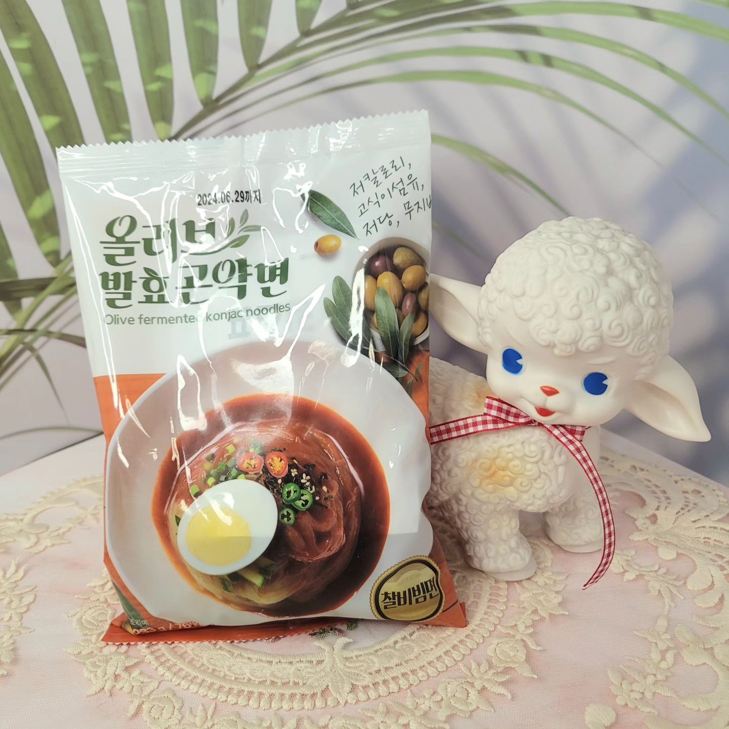 #할인구매 clean24_official 
#올리브곤약면 #찰비빔면

다이어트는 항상 내일부터라는 생각으로
마구 먹다보니 불어가는 몸에 관리해야겠다
마음먹긴했지만 먹는걸 포기못해서
가벼운 음식으로 관리해보려고 선택한
올리브발효 곤약면 찰비빔면이에요~

0칼로리로 유명한 곤약과 
유기농 올리브가 합쳐져 녹색의
곤약면과 비빔소스. 김가루까지
합쳐져서 고기와 함께먹으니
다이어트중인것도 잊을정도ㅋㅋ

#곤약 #올리브발효곤약면 #곤약면요리 #08L #취미 #신상품나왔을땐 #곤약간식