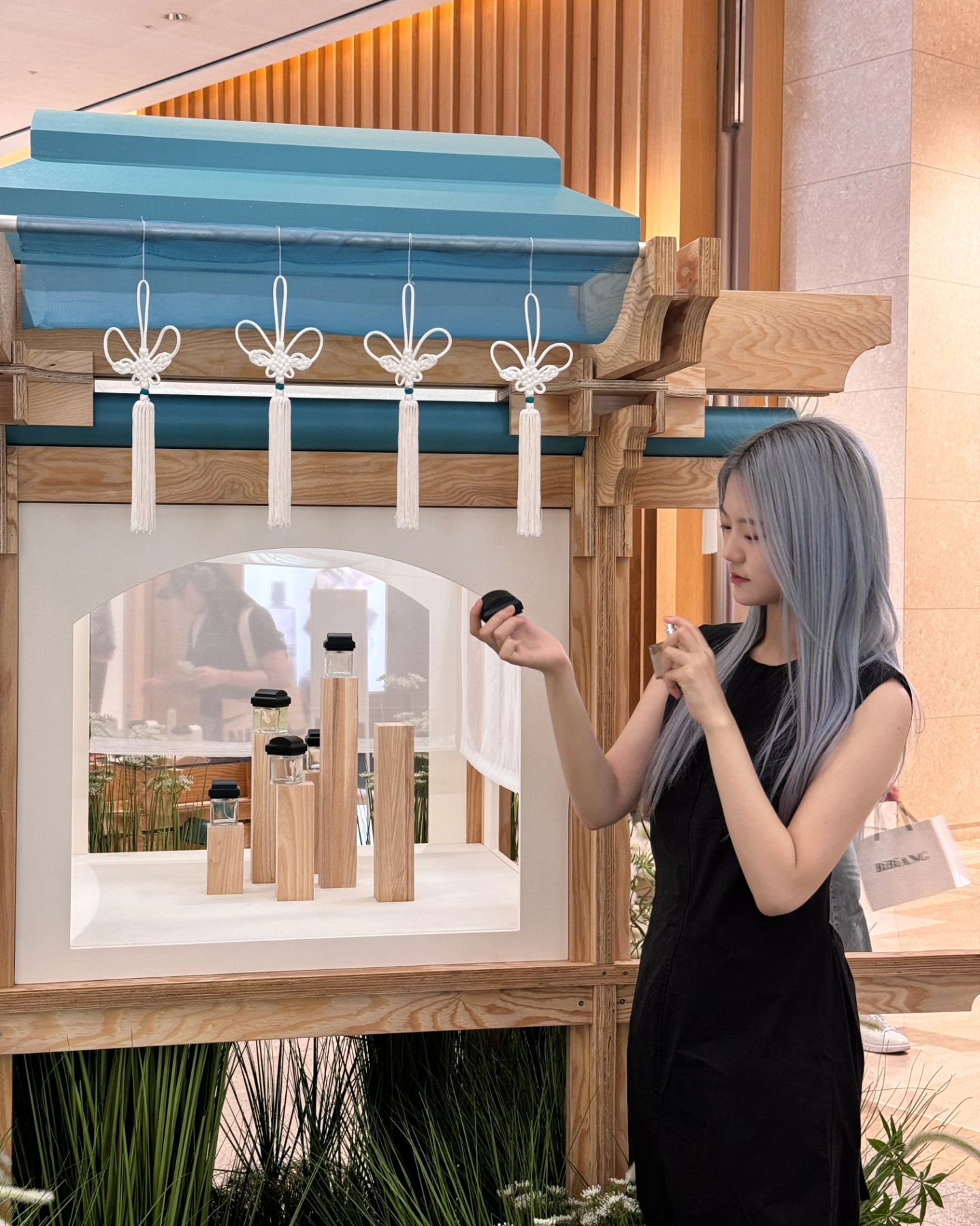 한국의 향과 미감을 전하는 프래그런스 브랜드 #취CHi 의 오 드 퍼품 런칭 팝업에 초대되어 다녀왔습니다. 현재까지 나와있는 모든 향들이 오 드 퍼품으로 만들어졌다니 반가운 소식이죠 𔓘⭒๋࣭ ⭑
한국의 미를 잘 담아내는 브랜드답게 가마를 모티브 한 향수라니 너무 예쁘지 않나요? 전 향수는 쑥 향으로 골랐어요. 핸드크림은 대나무, 사찰 향 그리고 디퓨저는 수묵향이 제 chi향 입니다✨ (전부 제 방과 가방에 자리하고 열심히 사용 중인 취의 제품들이랍니다..ꔛ)

전제품 할인과 현장 참여 이벤트까지 진행 중이에요˘͈ᵕ˘͈
한국의 향을 경험하고 선물까지 받을 수 있는 취 팝업 방문해보세요:)

롯데월드몰 1F 애플 매장 앞
2024.5.8~5.19
#취오드퍼퓸 #롯데월드몰 #서울팝업 #잠실팝업 #5월팝업