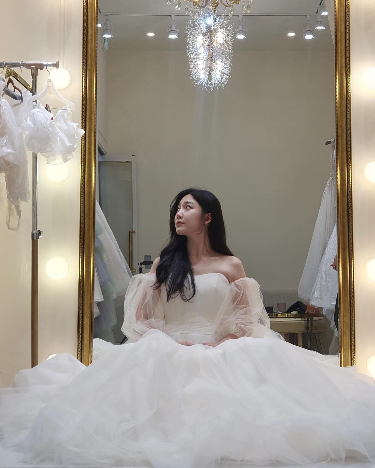 ⠀
촬영드레스 가봉
실크 탑드레스였는데 하늘하늘한 볼레로 추가하니 청순 뿜뿜이라 너무 맘에 들었던 드레스🫶🏻

direct.wedding #다이렉트결혼준비 카페 가입하시고 추천인 : [저미지] 입력하시면 현금처럼 사용가능한 30,000포인트 지급! 다이렉트 카페에서 혜택 풍성한 결혼 함께 준비해요 🤍😉
⠀
#촬영드레스 #촬영드레스가봉 #웨딩볼레로 #다이렉트웨딩카페 #다이렉트웨딩준비 #결혼준비