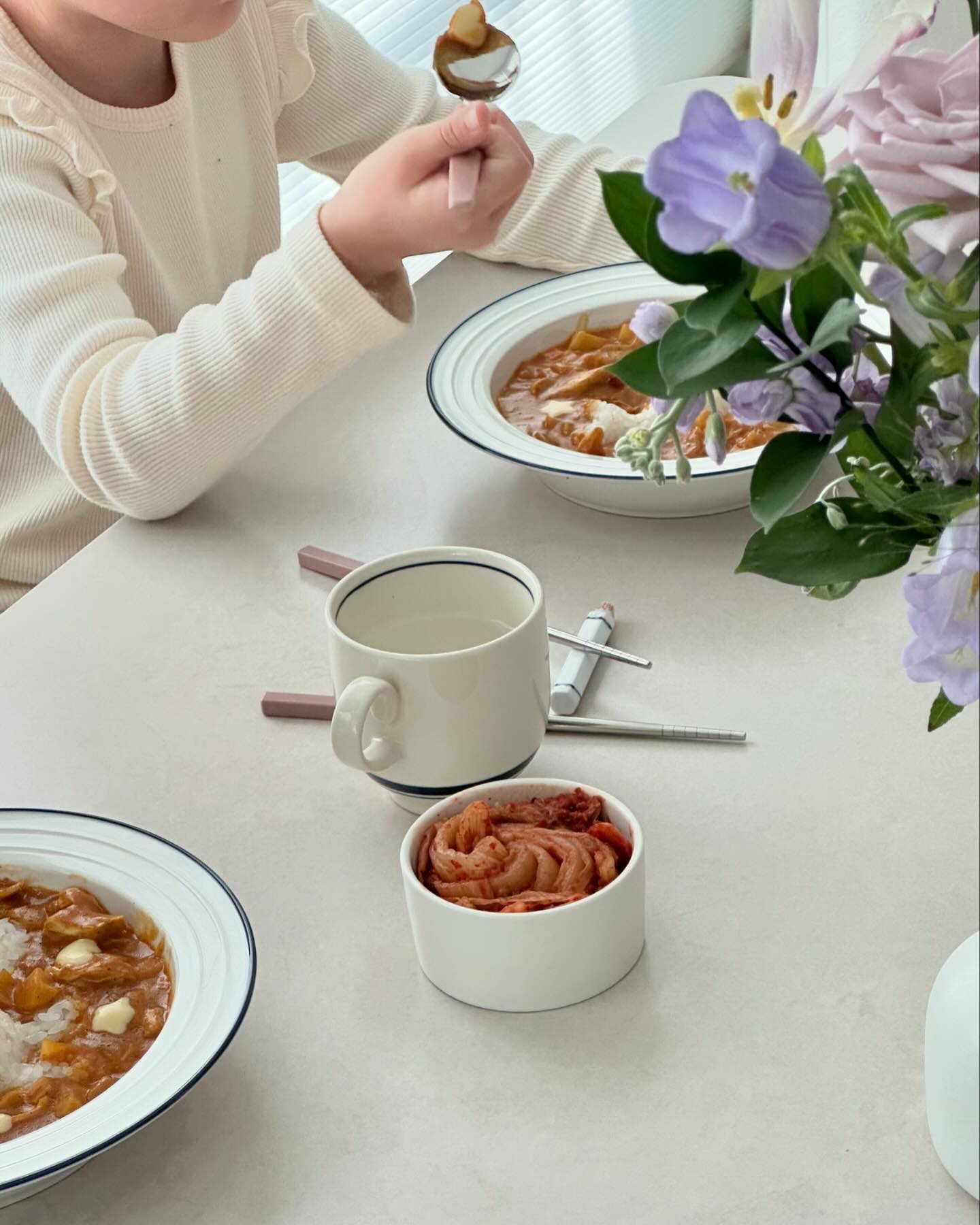 ➰

주말 아점은 카레 🍛

카레를 하도 자주 해주니 이젠 지겨워해서
다른회사 카레를 사보았구요. 
다이소 모양틀 사다가 데코 쪼꼼 해줬어요.
어떻게든 카레를 먹이겠다는 강한 의지 후후후 
다행히 모양틀 효과가 있네용 🤭 

인님들께서도 맛점하시구 저녁에도 맛난고 드세용 🩵

#우리집일상 #주말점심 #홈쿡 #집밥 #집밥요리 #다이소쇼핑 
#거실인테리어 #화이트인테리어 #오늘의식탁 #썸앤데코 #썸앤데코식탁 #썸앤데코레이크 #레이크식탁 #세라믹식탁