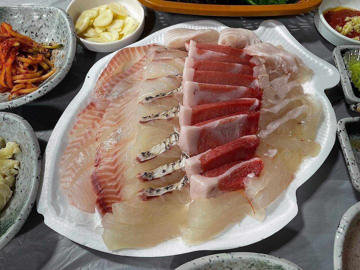 ‘강화수산’
수산시장 오마카세

여자친구 월급날을 기념하여 한턱 크게 얻어 먹으면서도 
다이어트를 생각하여 소주에 회를 먹으러 오랜만에 강서수산시장 방문!

가게 중에서는 인어교주해적단에서 평점이 높은 강화수산으로 정하고 
방문하기전 가장 비싼 메뉴인 오마카세를 선 주문😆

오늘의 강화수산 오마카세 구성은 
돌돔(국산 또는 일본산), 광어(제주 또는 완도/3kg이상), 참돔(국산 또는 일본산), 참다랑어 전복회 새우로 구성👍
정말 10만원으 가격에 걸맞는 구성

초장가게의 경우 1인 3000원에 
네이버 리뷰시 무려 새우튀김을 주는 갯마을로 결정

🍳 돌돔은 역시 비싸도 계속 생각나서 찾게되는.. 회자체가 달달하면서도 세상 쫄깃하고 오독오독 너무너무 맛난다 계속 생각나는 맛
🍳 참돔은 강화수산의 특유 불향이 과하게 가득한 유비끼가 특징인데 거부감은 없을 정도 단백하고 유비끼 부분 식감또한 좋다
🍳 좋은 부위 적절한 지방량의 참다랑어까지 나와 너무너무 좋은 초장집 아저씨도 회를 어디서 산지 물어보셨다
🍳 주먹 반 크기만한 광어지느러미와 세상 쫀득쫀득한 광어회 또한 일품
🍳 오돌오돌 전복회와 갓 삶은 싱싱한 새우도 말해모해
🍳 강화수산에서 받아온 살코기 가득 생선들에 갯마을의 각종 야채로 맛을낸 매운탕은 말해모해 라면사리까지 모두 필수
🍳 서비스 새우튀김은 바삭바삭 오동통통 정말 이것만 따로 주문해서 더먹고 싶었던 최고의 맛

갯마을은 자리가 완전 대형으로 넓으면서 
구이와 회손님 자리가 나뉘어 있고,
창가자리, 일반 테이블, 방까지 있어
단체 손님부터 데이트 모두 좋을거 같은 곳
그리고 중요한 서비스 또한 친절했다.

강서수산시장은 노량진 등 다른 수산시장에 비해서 
사람도 많지 않고 가격도 더 저렴해서 조금 외지에 있어도 계속 방문하게 되는 곳😊
회말고도 대게와 같은 갑각류 각종 해산물들이 모두 신선하고 저렴한🙌

오늘은 여자친구님 덕분에
정말정말 맛나게 잘 먹었습니다😇

<메뉴>
강화 오마카세 500g : ₩ 100,000
상차림비 1인 : ₩ 3,000
매운탕 중 : ₩ 15,000
새우튀김 : 네이버 리뷰

<장소>
서울 강서구 발산로 24 강화수산
서울 강서구 발산로 24 수협 2층 갯마을

#강화수산 #강서수산시장 #오마카세 #수산시장 #강서맛집 #먹팔선팔 #먹팔 #먹스타 #맞팔은댓 #일상 #소통 #foodstagram #koreanfood #마곡나루맛집 #마곡맛집 #마곡술집 #마곡나루술집 #마곡나루역맛집 #마곡나루역술집 #강서맛집 #강서구맛집 #서울식물원맛집 #김포공항맛집